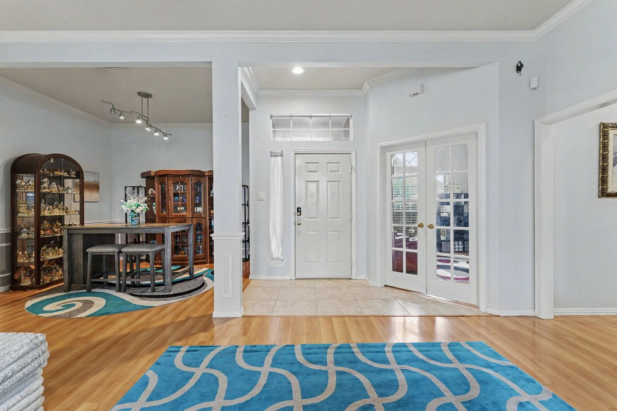 Hardwood flooring throughout, with a tiled entry