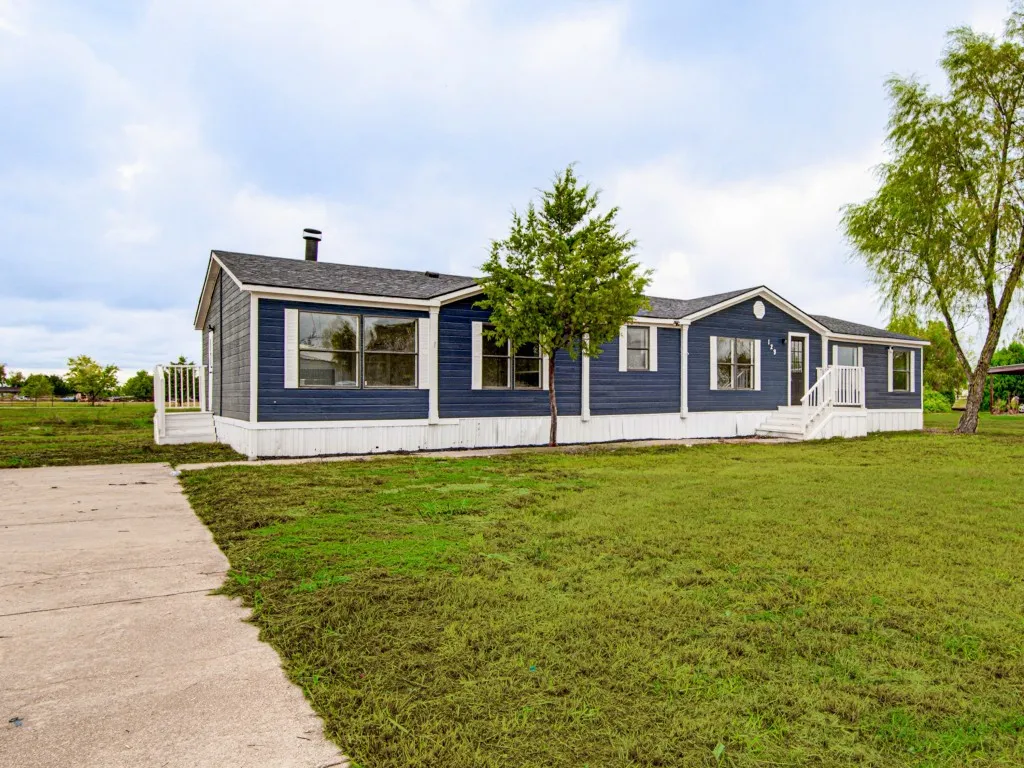 Mobile Home For Sale in Ellis County , 129 Hearne Lane, Red Oak, Texas 75154, 4 Bedroom, 2 Bathroom, Garage spaces, 2,432 Sqft, built in 2000, mls#21401433, Real Estate Agent in Red Oak, Homes For Sale in Ellis county, Homes For Sale in Red Oak, Realtor in Red Oak Texas, Real Estate Brokerage Independent Realty Texas, Luminita Cordes Realtor