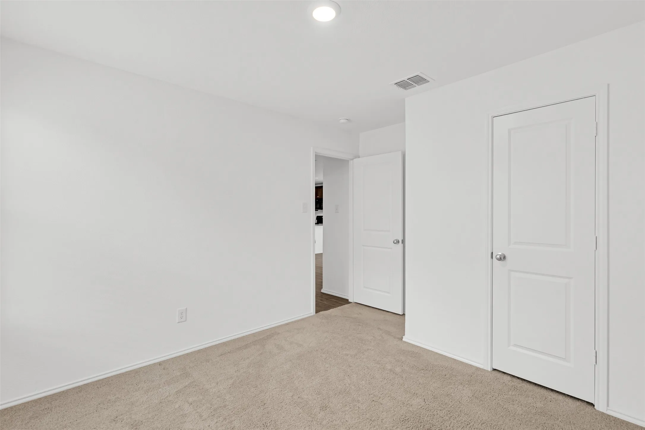 Neutral tone carpet flooring