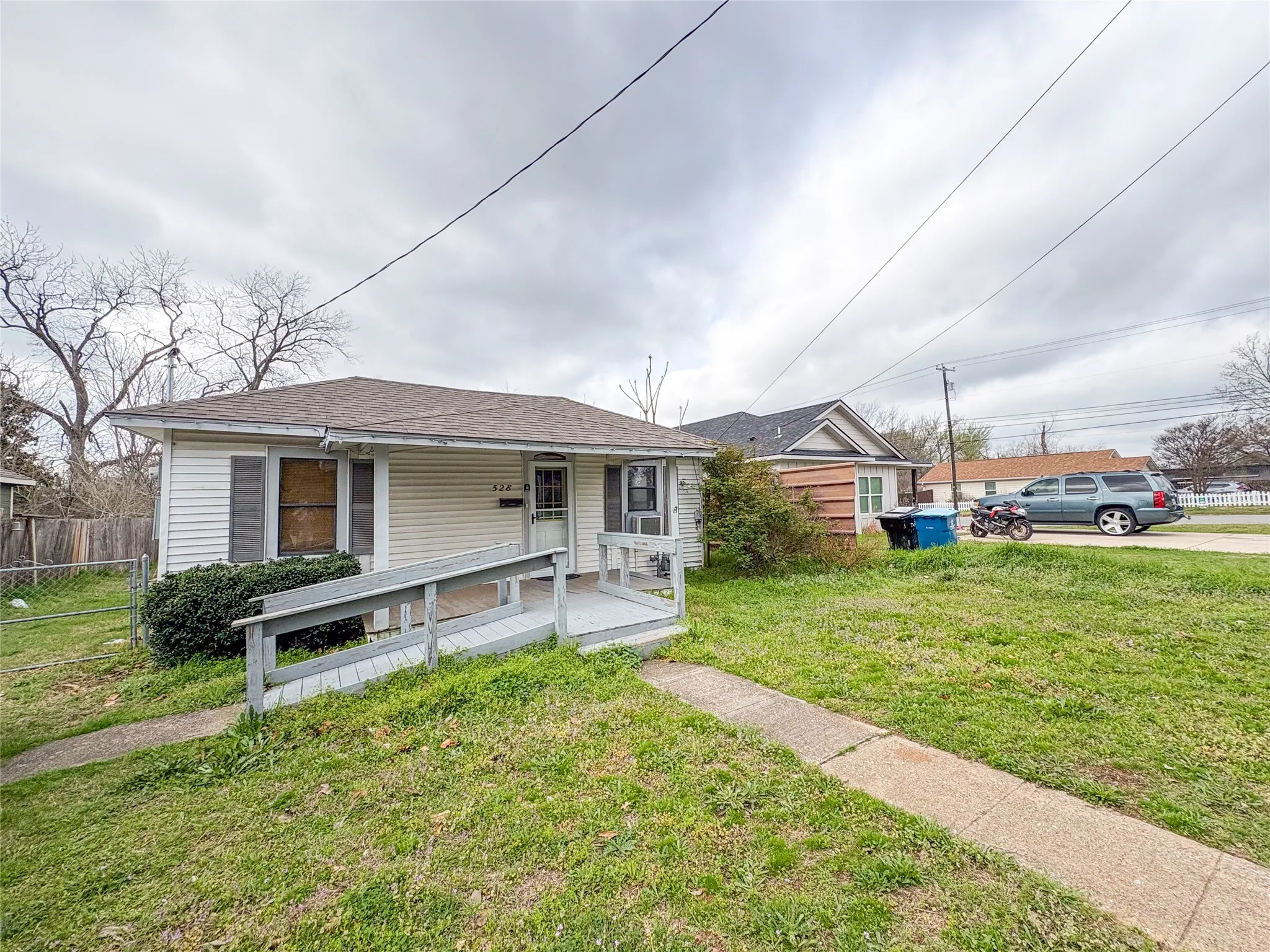 Single Family Residence For Rent in Grayson County , 528 W Florence, Denison, Texas 75020, 3 Bedroom, 2 Bathroom, 1 Garage spaces, 1,174 Sqft, built in 1910, mls#21402111, Real Estate Agent in Denison, Homes For Rent in Grayson county, Homes For Rent in Denison, Realtor in Denison Texas, Real Estate Brokerage Independent Realty Texas, Luminita Cordes Realtor