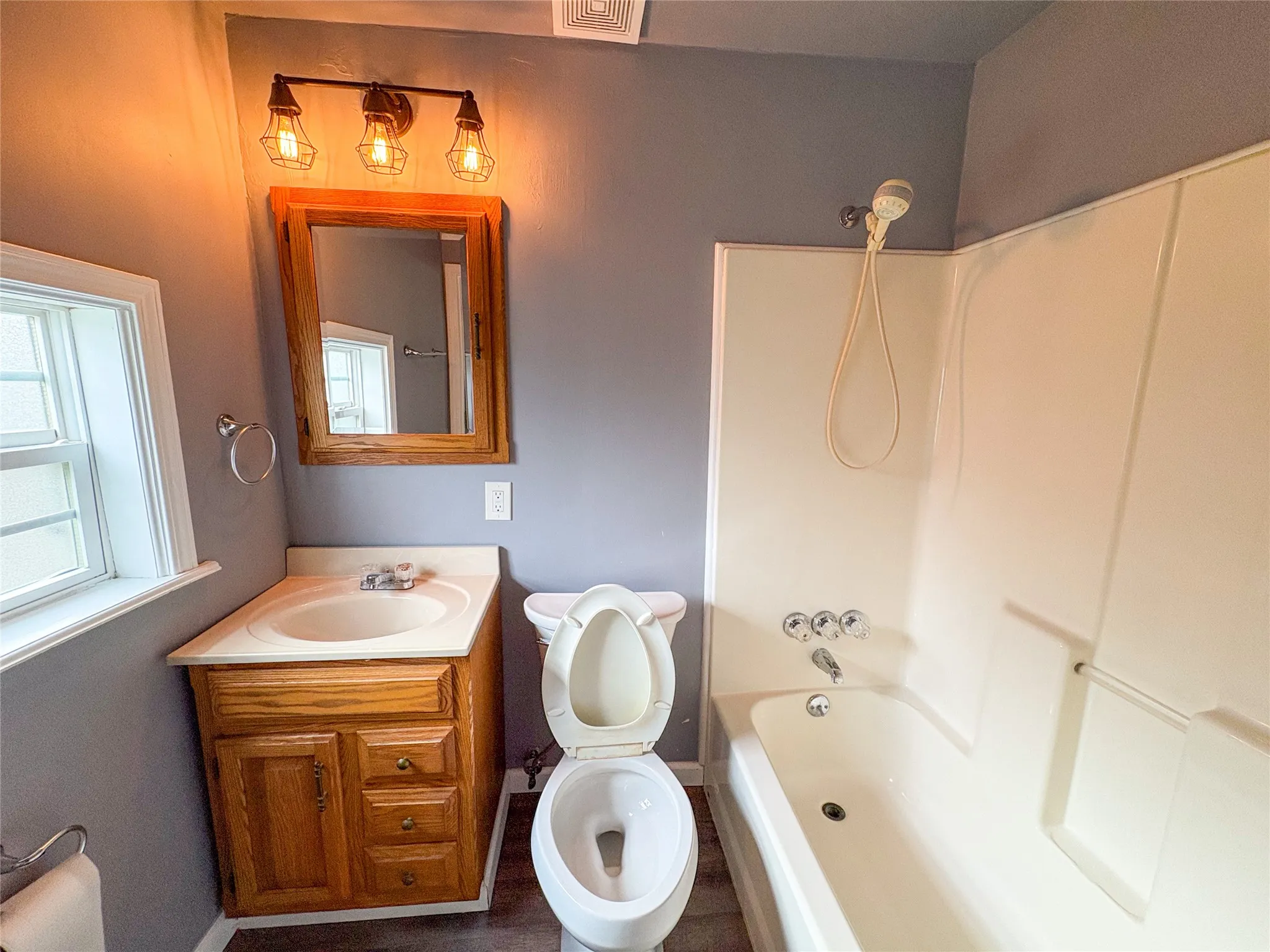Single Family Residence For Rent in Grayson County , 528 W Florence, Denison, Texas 75020, 3 Bedroom, 2 Bathroom, 1 Garage spaces, 1,174 Sqft, built in 1910, mls#21402111, Real Estate Agent in Denison, Homes For Rent in Grayson county, Homes For Rent in Denison, Realtor in Denison Texas, Real Estate Brokerage Independent Realty Texas, Luminita Cordes Realtor