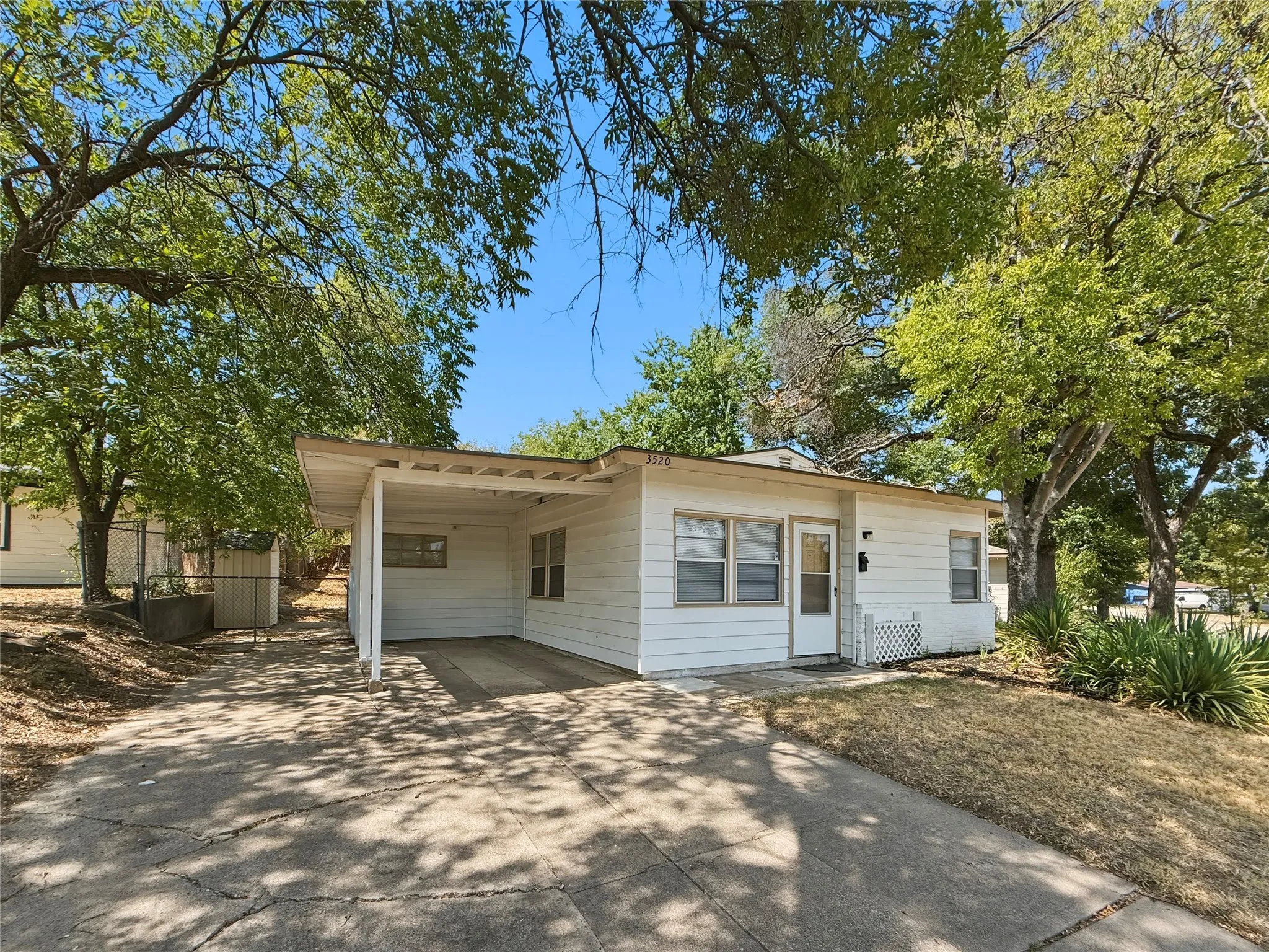 Single Family Residence For Rent in Tarrant County , 3520 Western Avenue, Fort Worth, Texas 76107, 2 Bedroom, 2 Bathroom, Garage spaces, 1,151 Sqft, built in 1955, mls#21402119, Real Estate Agent in Fort Worth, Homes For Rent in Tarrant county, Homes For Rent in Fort Worth, Realtor in Fort Worth Texas, Real Estate Brokerage Independent Realty Texas, Luminita Cordes Realtor