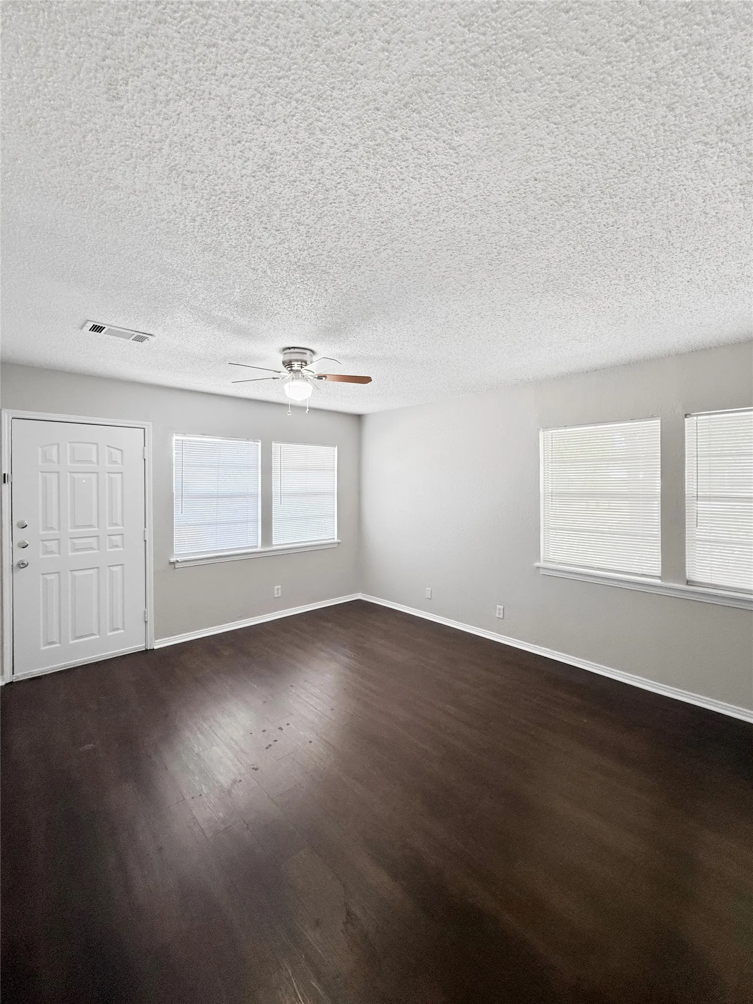 Single Family Residence For Rent in Tarrant County , 3520 Western Avenue, Fort Worth, Texas 76107, 2 Bedroom, 2 Bathroom, Garage spaces, 1,151 Sqft, built in 1955, mls#21402119, Real Estate Agent in Fort Worth, Homes For Rent in Tarrant county, Homes For Rent in Fort Worth, Realtor in Fort Worth Texas, Real Estate Brokerage Independent Realty Texas, Luminita Cordes Realtor