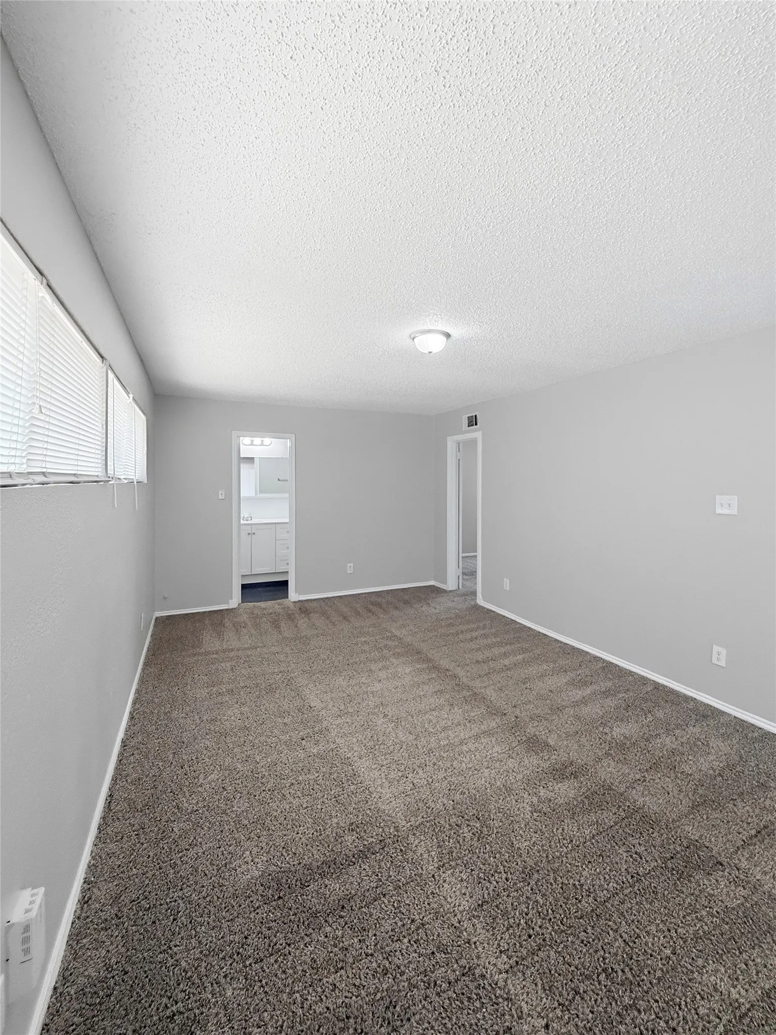 Single Family Residence For Rent in Tarrant County , 3520 Western Avenue, Fort Worth, Texas 76107, 2 Bedroom, 2 Bathroom, Garage spaces, 1,151 Sqft, built in 1955, mls#21402119, Real Estate Agent in Fort Worth, Homes For Rent in Tarrant county, Homes For Rent in Fort Worth, Realtor in Fort Worth Texas, Real Estate Brokerage Independent Realty Texas, Luminita Cordes Realtor