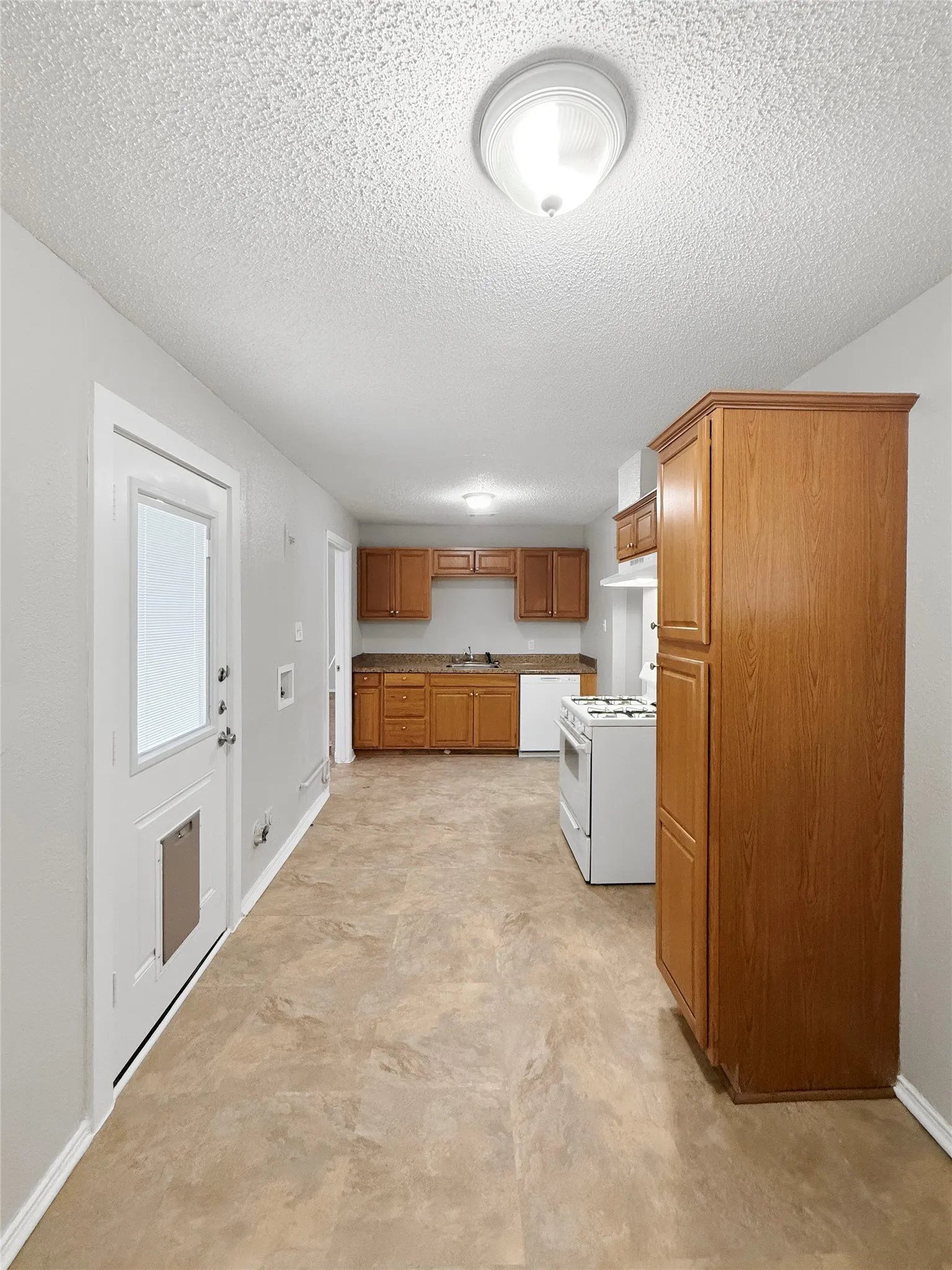 Single Family Residence For Rent in Tarrant County , 3520 Western Avenue, Fort Worth, Texas 76107, 2 Bedroom, 2 Bathroom, Garage spaces, 1,151 Sqft, built in 1955, mls#21402119, Real Estate Agent in Fort Worth, Homes For Rent in Tarrant county, Homes For Rent in Fort Worth, Realtor in Fort Worth Texas, Real Estate Brokerage Independent Realty Texas, Luminita Cordes Realtor