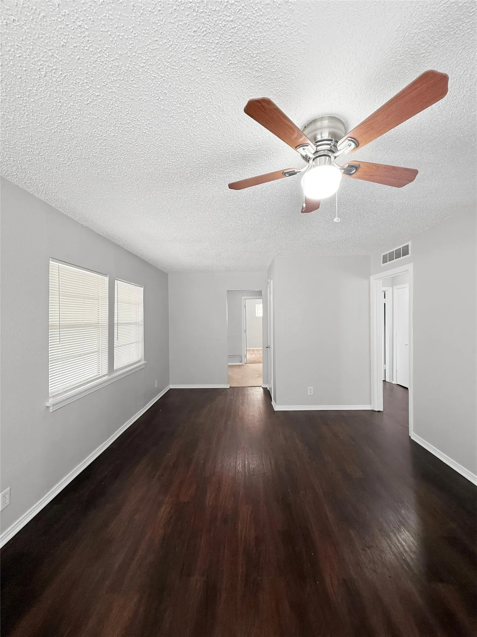 Single Family Residence For Rent in Tarrant County , 3520 Western Avenue, Fort Worth, Texas 76107, 2 Bedroom, 2 Bathroom, Garage spaces, 1,151 Sqft, built in 1955, mls#21402119, Real Estate Agent in Fort Worth, Homes For Rent in Tarrant county, Homes For Rent in Fort Worth, Realtor in Fort Worth Texas, Real Estate Brokerage Independent Realty Texas, Luminita Cordes Realtor