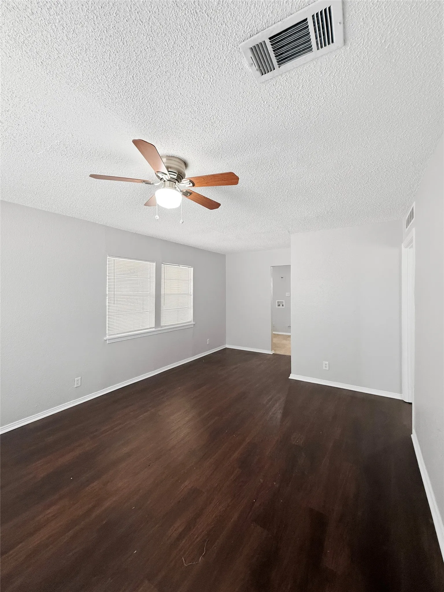 Single Family Residence For Rent in Tarrant County , 3520 Western Avenue, Fort Worth, Texas 76107, 2 Bedroom, 2 Bathroom, Garage spaces, 1,151 Sqft, built in 1955, mls#21402119, Real Estate Agent in Fort Worth, Homes For Rent in Tarrant county, Homes For Rent in Fort Worth, Realtor in Fort Worth Texas, Real Estate Brokerage Independent Realty Texas, Luminita Cordes Realtor