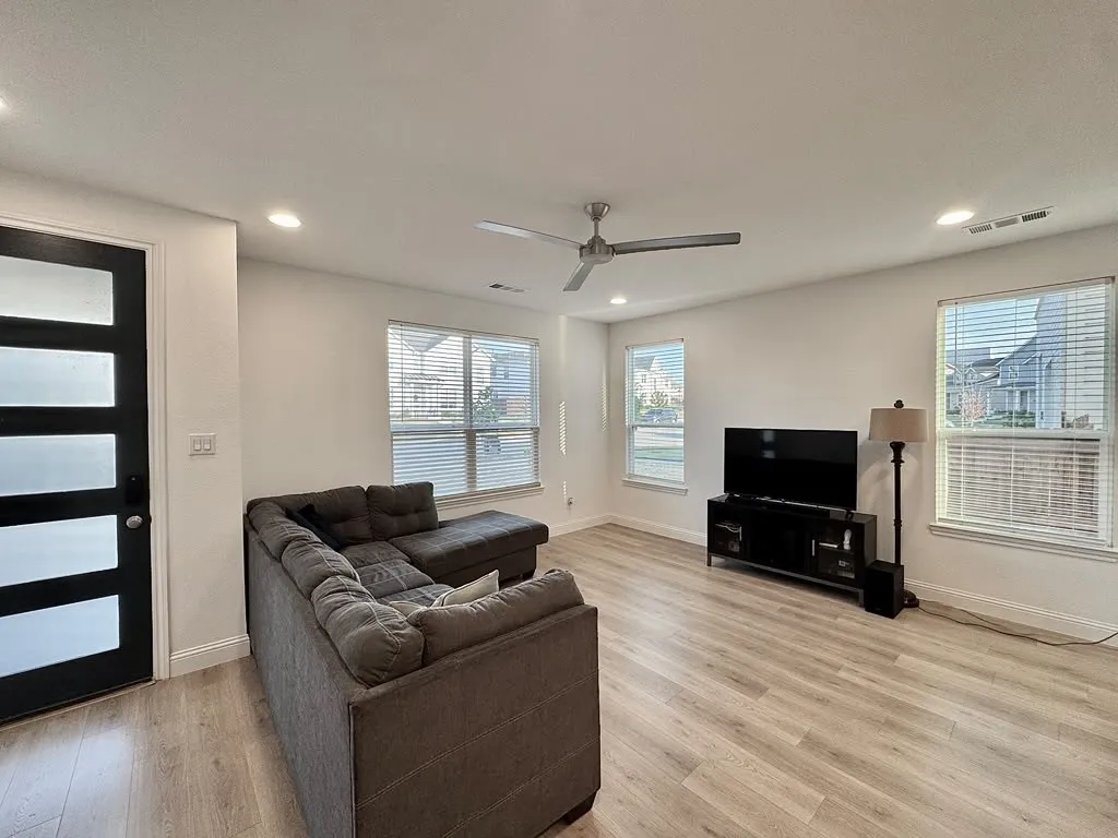 Townhouse For Rent in Tarrant County , 3433 Vista Highlands Lane, Fort Worth, Texas 76135, 3 Bedroom, 3 Bathroom, 2 Garage spaces, 1,670 Sqft, built in 2023, mls#21401646, Real Estate Agent in Fort Worth, Homes For Rent in Tarrant county, Homes For Rent in Fort Worth, Realtor in Fort Worth Texas, Real Estate Brokerage Independent Realty Texas, Luminita Cordes Realtor
