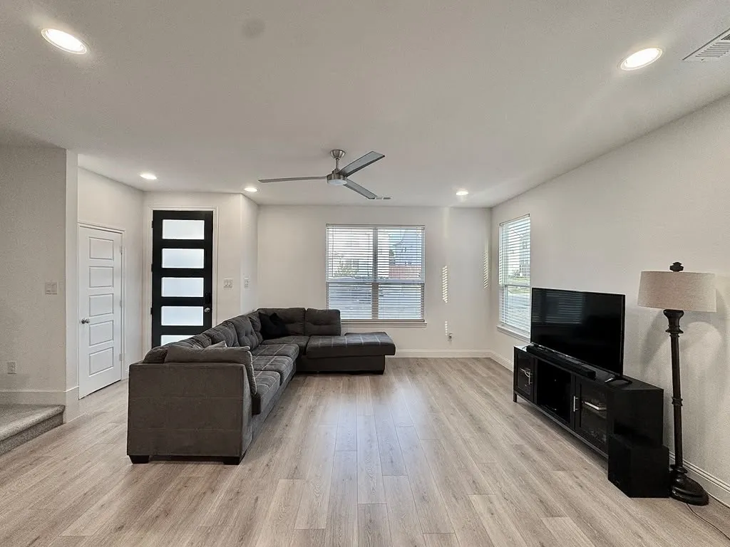 Townhouse For Rent in Tarrant County , 3433 Vista Highlands Lane, Fort Worth, Texas 76135, 3 Bedroom, 3 Bathroom, 2 Garage spaces, 1,670 Sqft, built in 2023, mls#21401646, Real Estate Agent in Fort Worth, Homes For Rent in Tarrant county, Homes For Rent in Fort Worth, Realtor in Fort Worth Texas, Real Estate Brokerage Independent Realty Texas, Luminita Cordes Realtor