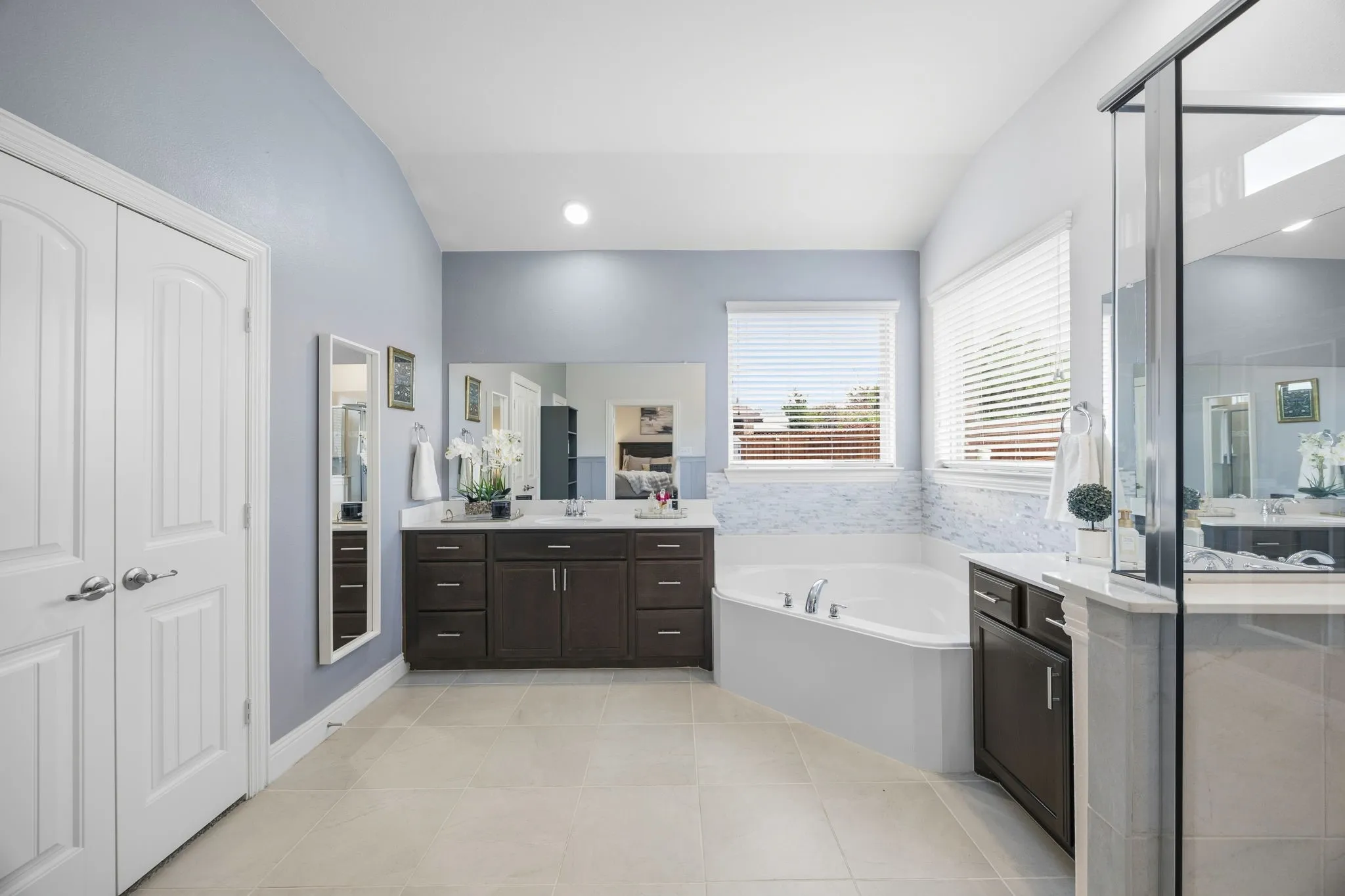 Single Family Residence For Sale in Denton County , 639 Woodridge Drive, Oak Point, Texas 75068, 4 Bedroom, 3 Bathroom, 3 Garage spaces, 2,694 Sqft, built in 2018, mls#21401657, Real Estate Agent in Oak Point, Homes For Sale in Denton county, Homes For Sale in Oak Point, Realtor in Oak Point Texas, Real Estate Brokerage Independent Realty Texas, Luminita Cordes Realtor