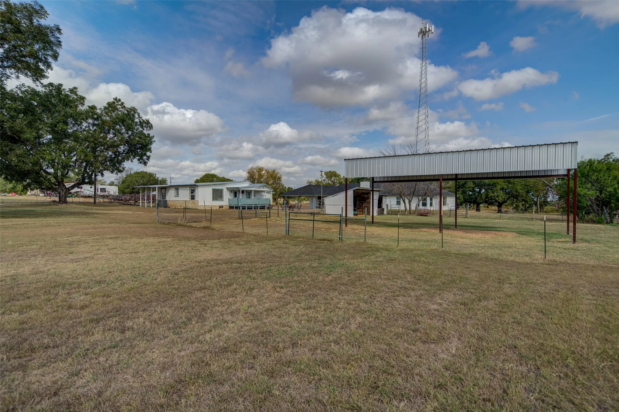 Single Family Residence For Sale in Wise County , 1290 County Road 3355, Paradise, Texas 76073, 4 Bedroom, 2 Bathroom, Garage spaces, 2,207 Sqft, built in 1991, mls#21402006, Real Estate Agent in Paradise, Homes For Sale in Wise county, Homes For Sale in Paradise, Realtor in Paradise Texas, Real Estate Brokerage Independent Realty Texas, Luminita Cordes Realtor