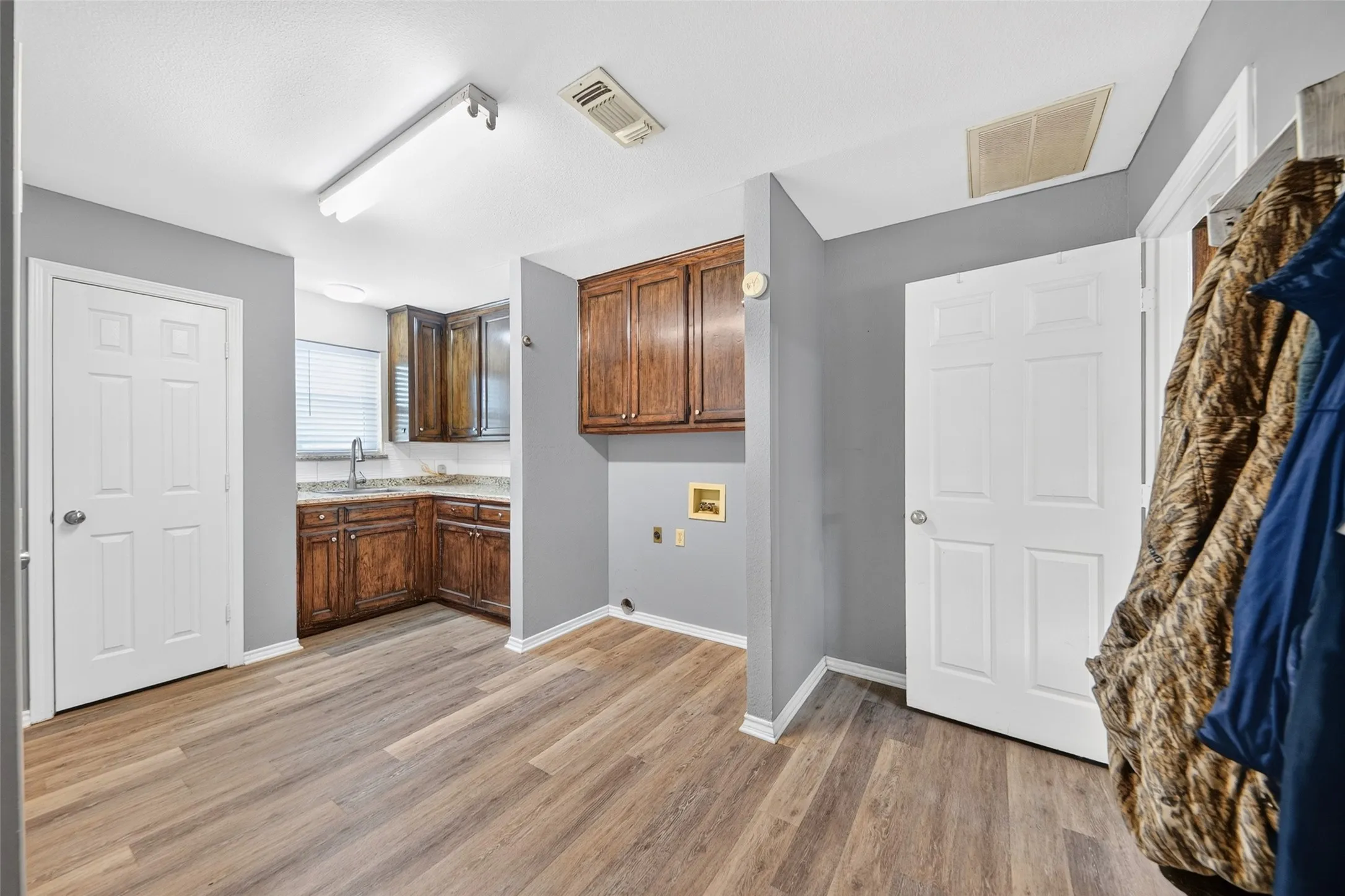 Single Family Residence For Sale in Wise County , 1290 County Road 3355, Paradise, Texas 76073, 4 Bedroom, 2 Bathroom, Garage spaces, 2,207 Sqft, built in 1991, mls#21402006, Real Estate Agent in Paradise, Homes For Sale in Wise county, Homes For Sale in Paradise, Realtor in Paradise Texas, Real Estate Brokerage Independent Realty Texas, Luminita Cordes Realtor
