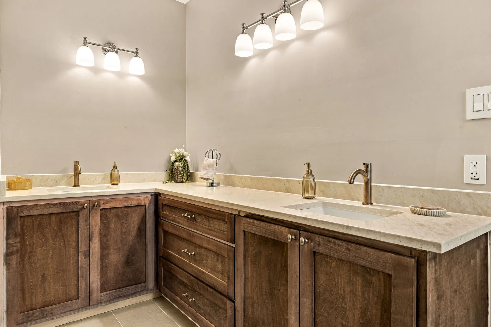 Single Family Residence For Sale in Denton County , 2408 Amber Lane, Flower Mound, Texas 75028, 5 Bedroom, 4 Bathroom, 2 Garage spaces, 3,017 Sqft, built in 1994, mls#21401402, Real Estate Agent in Flower Mound, Homes For Sale in Denton county, Homes For Sale in Flower Mound, Realtor in Flower Mound Texas, Real Estate Brokerage Independent Realty Texas, Luminita Cordes Realtor