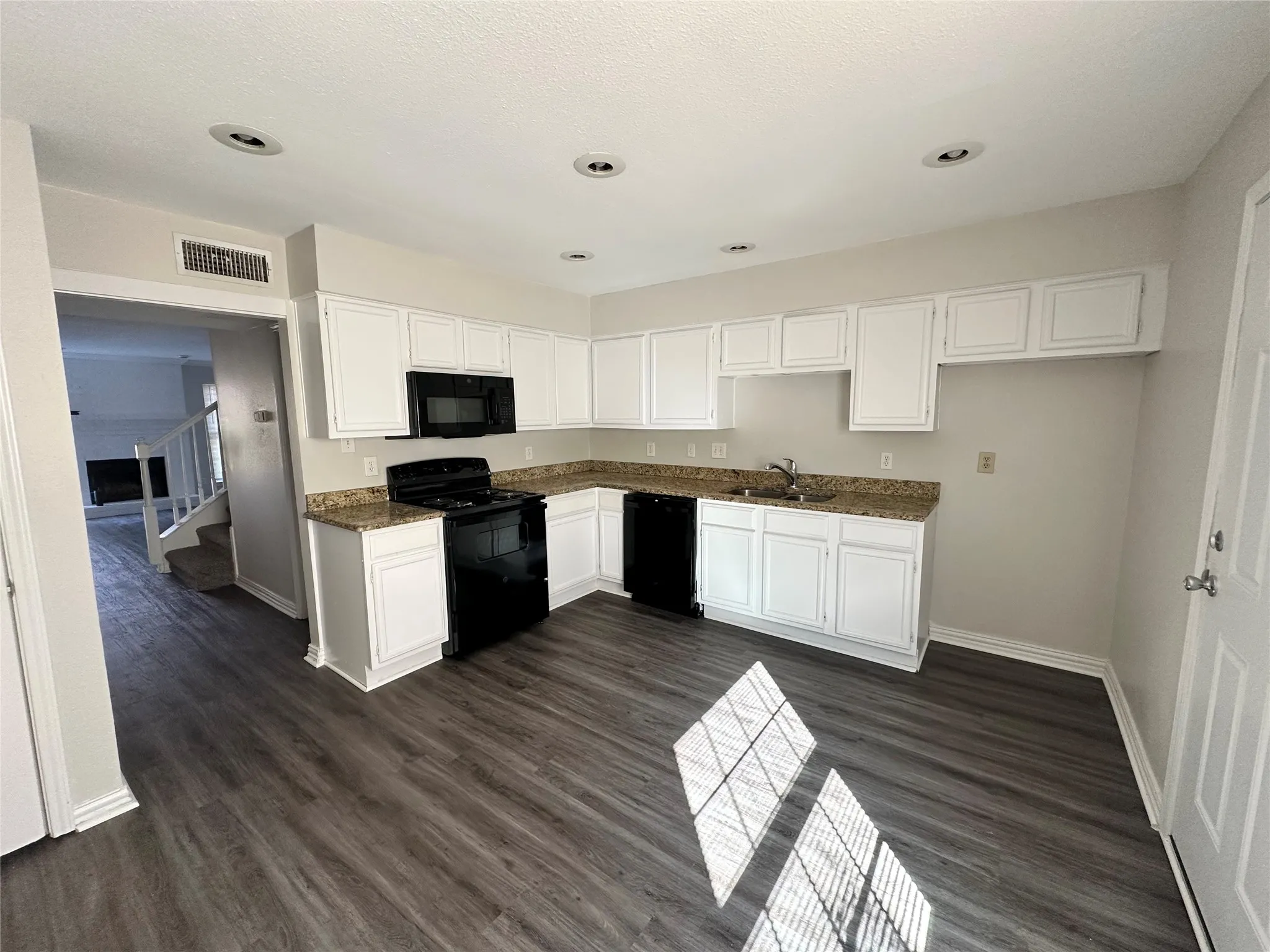 Condominium For Rent in Dallas County , 2268 Colony Court, Dallas, Texas 75235, 2 Bedroom, 2 Bathroom, Garage spaces, 1,148 Sqft, built in 1984, mls#21401990, Real Estate Agent in Dallas, Homes For Rent in Dallas county, Homes For Rent in Dallas, Realtor in Dallas Texas, Real Estate Brokerage Independent Realty Texas, Luminita Cordes Realtor