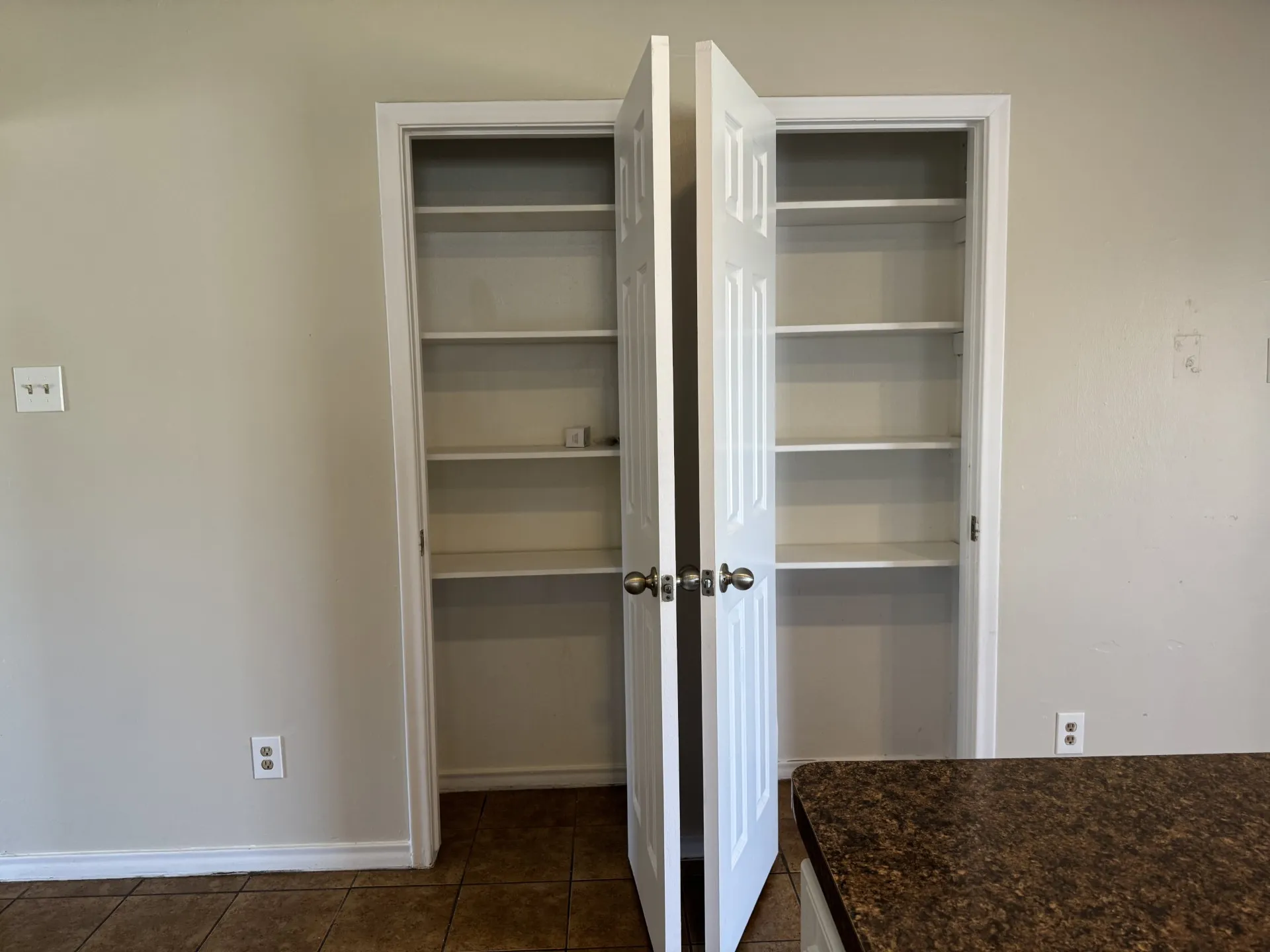 Single Family Residence For Rent in Dallas County , 705 Kingsbridge Drive, Garland, Texas 75040, 3 Bedroom, 2 Bathroom, 2 Garage spaces, 1,850 Sqft, built in 1973, mls#21402155, Real Estate Agent in Garland, Homes For Rent in Dallas county, Homes For Rent in Garland, Realtor in Garland Texas, Real Estate Brokerage Independent Realty Texas, Luminita Cordes Realtor