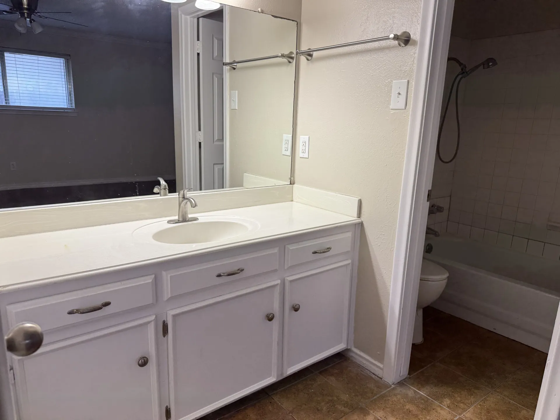 Single Family Residence For Rent in Dallas County , 705 Kingsbridge Drive, Garland, Texas 75040, 3 Bedroom, 2 Bathroom, 2 Garage spaces, 1,850 Sqft, built in 1973, mls#21402155, Real Estate Agent in Garland, Homes For Rent in Dallas county, Homes For Rent in Garland, Realtor in Garland Texas, Real Estate Brokerage Independent Realty Texas, Luminita Cordes Realtor