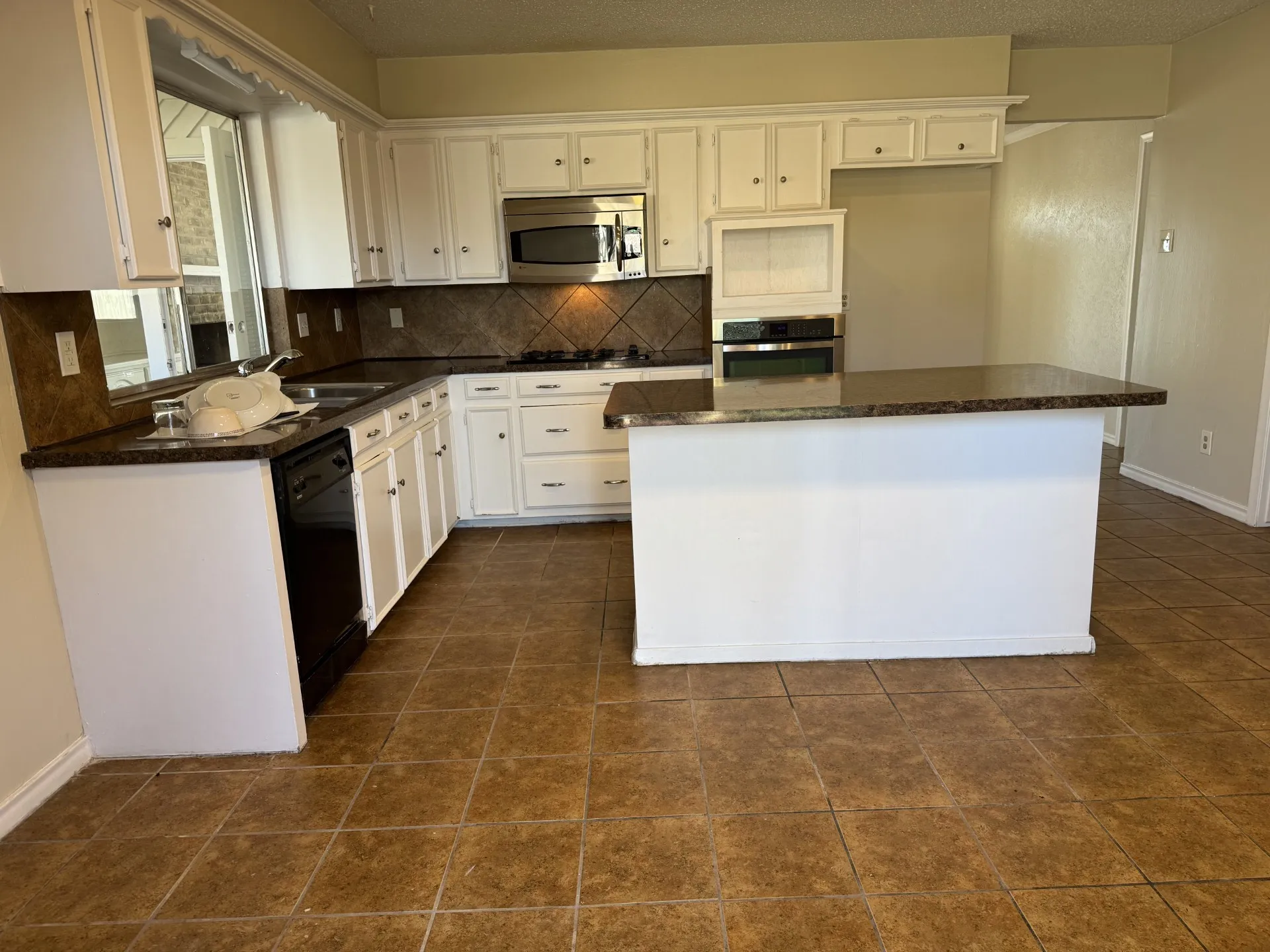 Large Island with Breakfast Bar