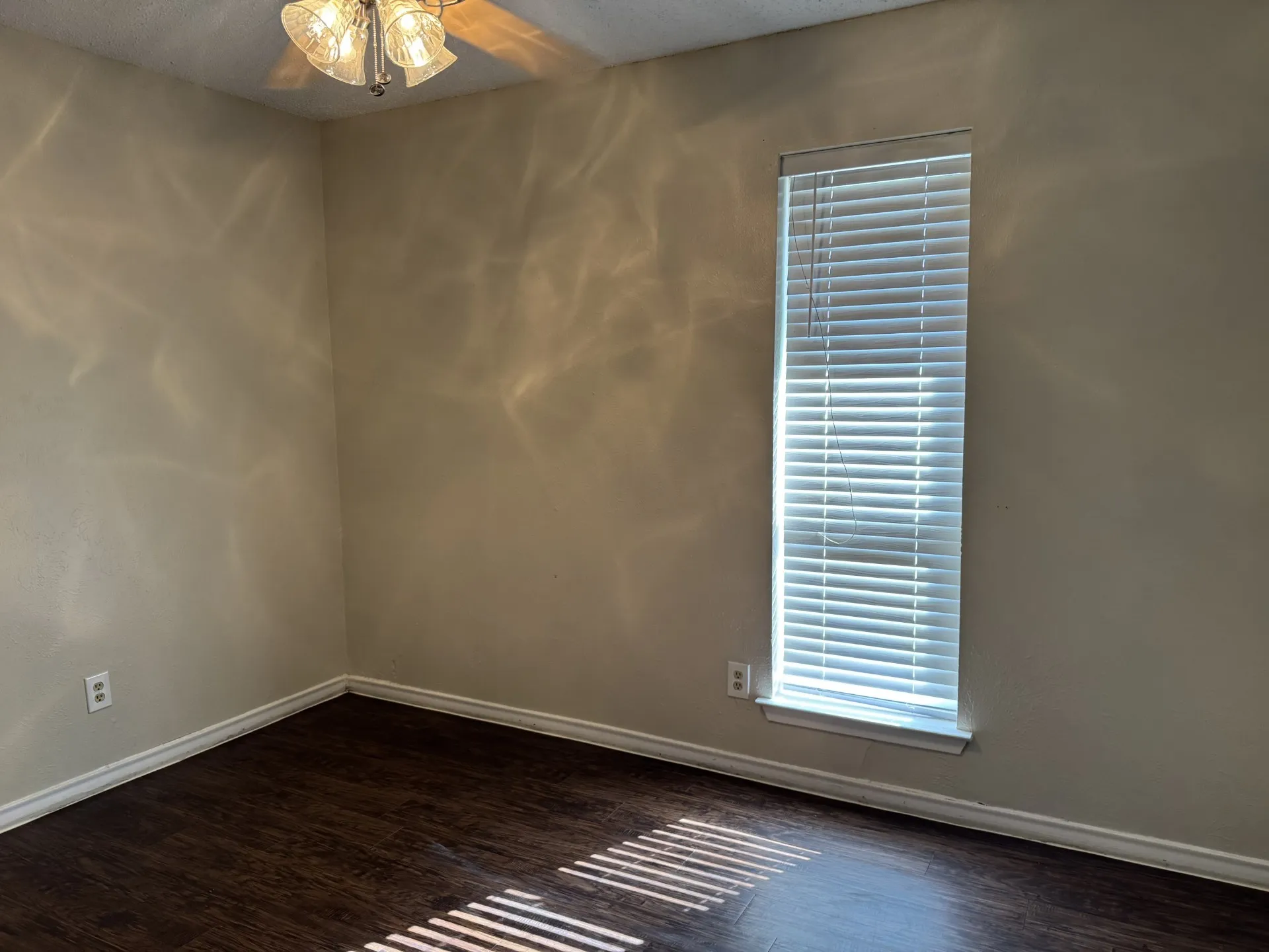 Single Family Residence For Rent in Dallas County , 705 Kingsbridge Drive, Garland, Texas 75040, 3 Bedroom, 2 Bathroom, 2 Garage spaces, 1,850 Sqft, built in 1973, mls#21402155, Real Estate Agent in Garland, Homes For Rent in Dallas county, Homes For Rent in Garland, Realtor in Garland Texas, Real Estate Brokerage Independent Realty Texas, Luminita Cordes Realtor