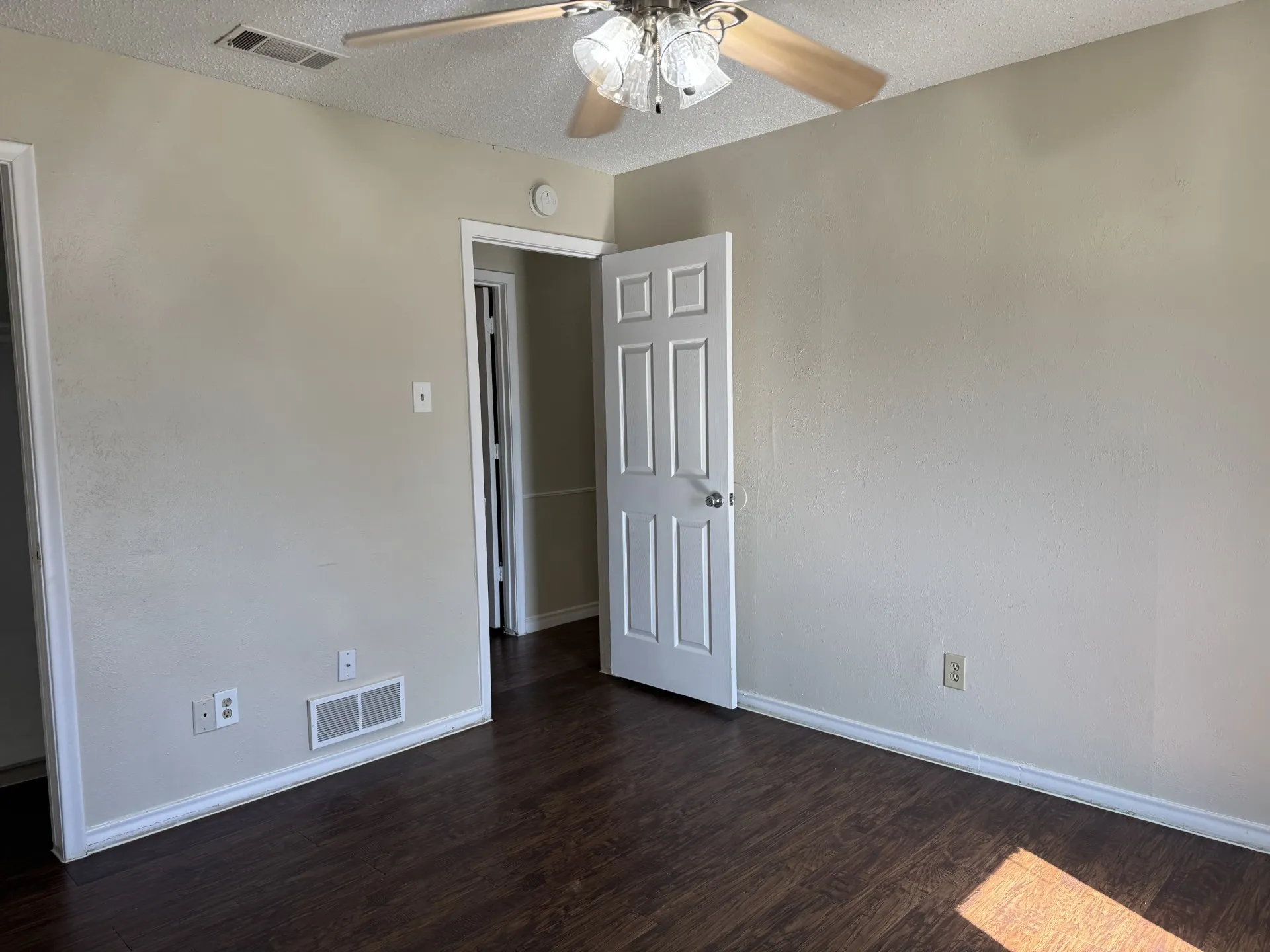 Single Family Residence For Rent in Dallas County , 705 Kingsbridge Drive, Garland, Texas 75040, 3 Bedroom, 2 Bathroom, 2 Garage spaces, 1,850 Sqft, built in 1973, mls#21402155, Real Estate Agent in Garland, Homes For Rent in Dallas county, Homes For Rent in Garland, Realtor in Garland Texas, Real Estate Brokerage Independent Realty Texas, Luminita Cordes Realtor