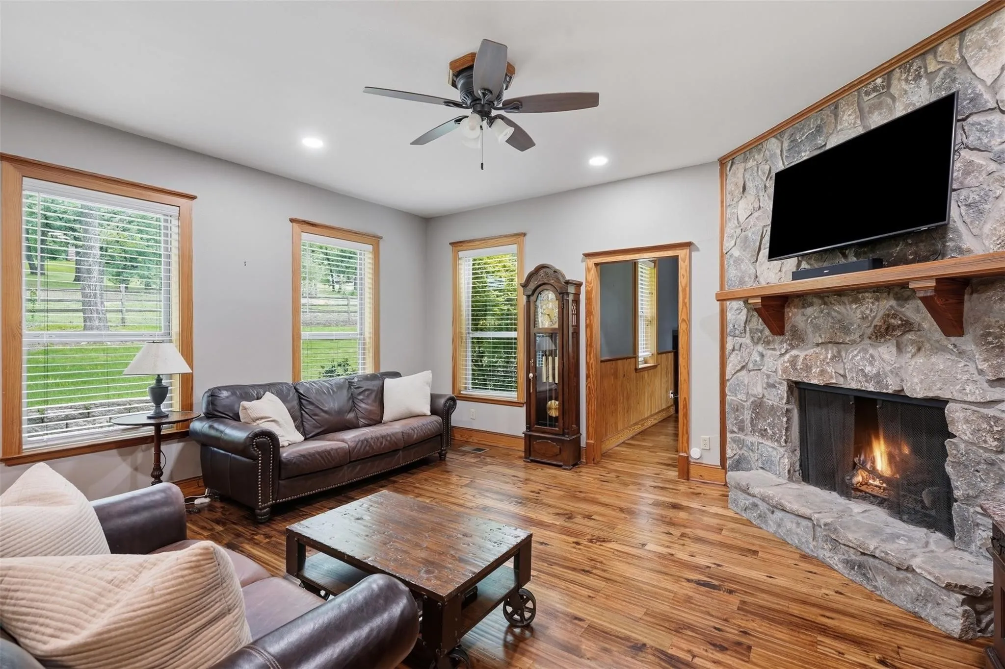 Single Family Residence For Sale in Johnson County , 1100 Crazy Horse Trail, Burleson, Texas 76028, 3 Bedroom, 4 Bathroom, 4 Garage spaces, 3,596 Sqft, built in 1987, mls#21401940, Real Estate Agent in Burleson, Homes For Sale in Johnson county, Homes For Sale in Burleson, Realtor in Burleson Texas, Real Estate Brokerage Independent Realty Texas, Luminita Cordes Realtor
