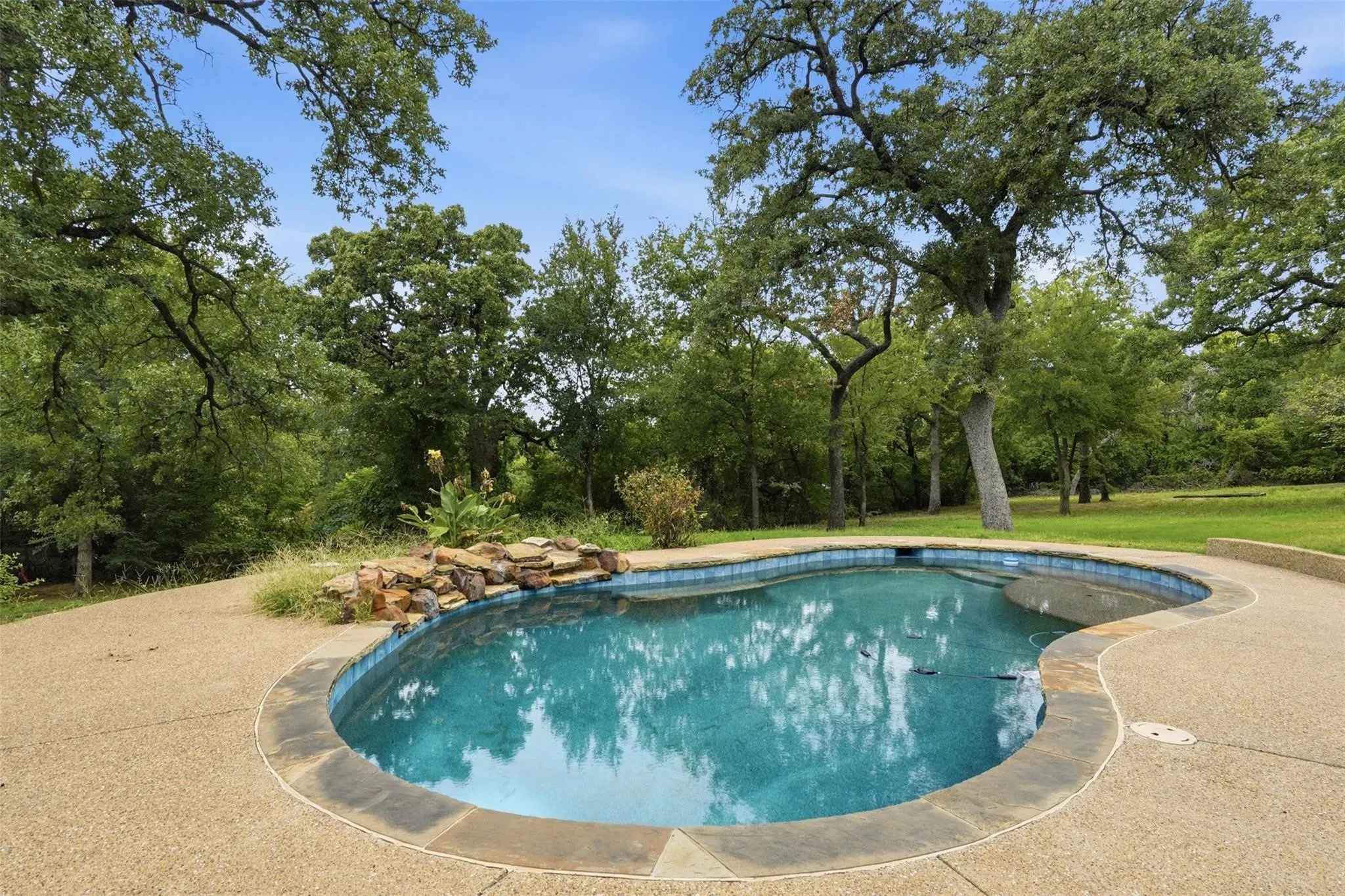 Single Family Residence For Sale in Johnson County , 1100 Crazy Horse Trail, Burleson, Texas 76028, 3 Bedroom, 4 Bathroom, 4 Garage spaces, 3,596 Sqft, built in 1987, mls#21401940, Real Estate Agent in Burleson, Homes For Sale in Johnson county, Homes For Sale in Burleson, Realtor in Burleson Texas, Real Estate Brokerage Independent Realty Texas, Luminita Cordes Realtor