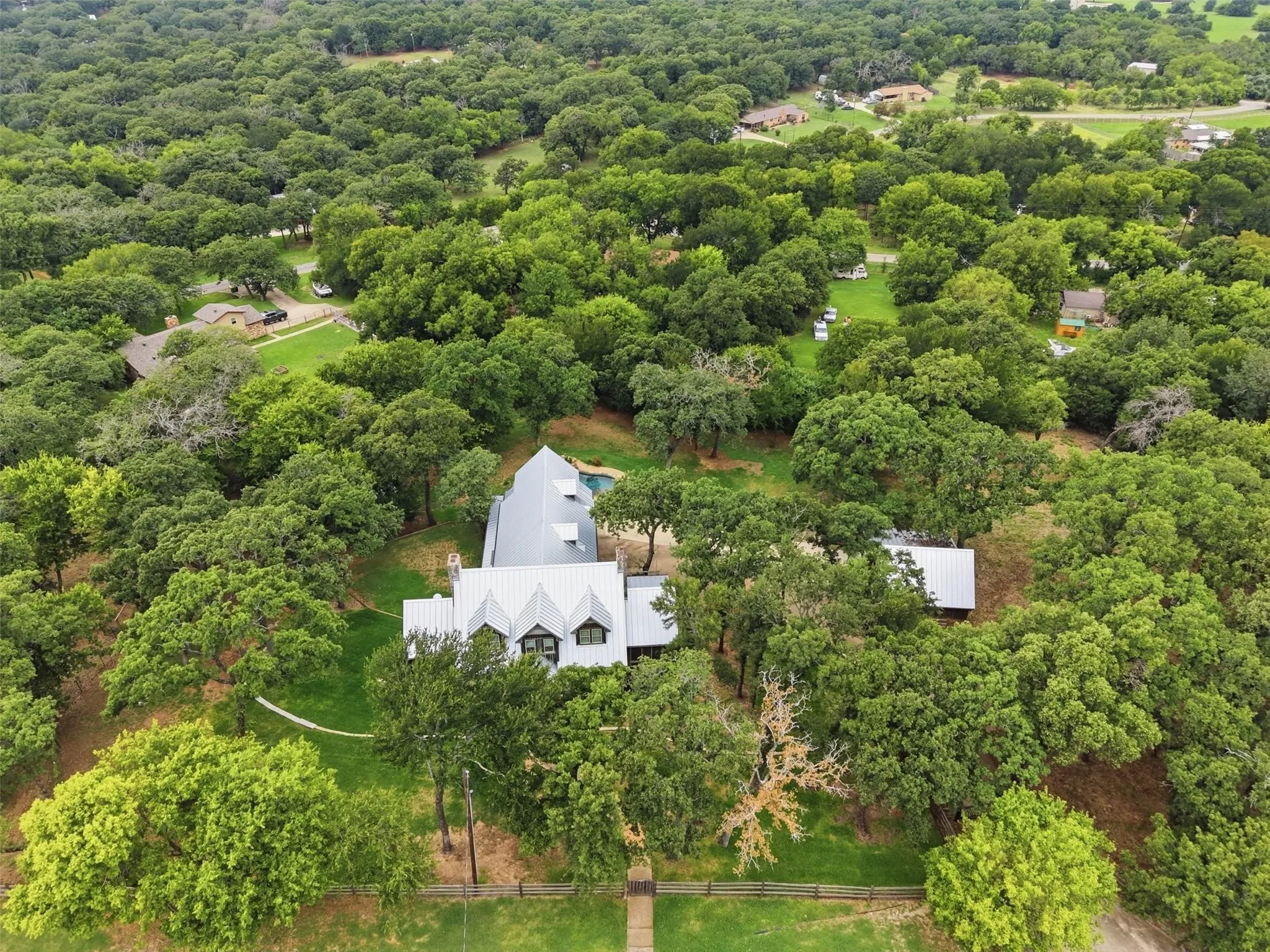 Single Family Residence For Sale in Johnson County , 1100 Crazy Horse Trail, Burleson, Texas 76028, 3 Bedroom, 4 Bathroom, 4 Garage spaces, 3,596 Sqft, built in 1987, mls#21401940, Real Estate Agent in Burleson, Homes For Sale in Johnson county, Homes For Sale in Burleson, Realtor in Burleson Texas, Real Estate Brokerage Independent Realty Texas, Luminita Cordes Realtor