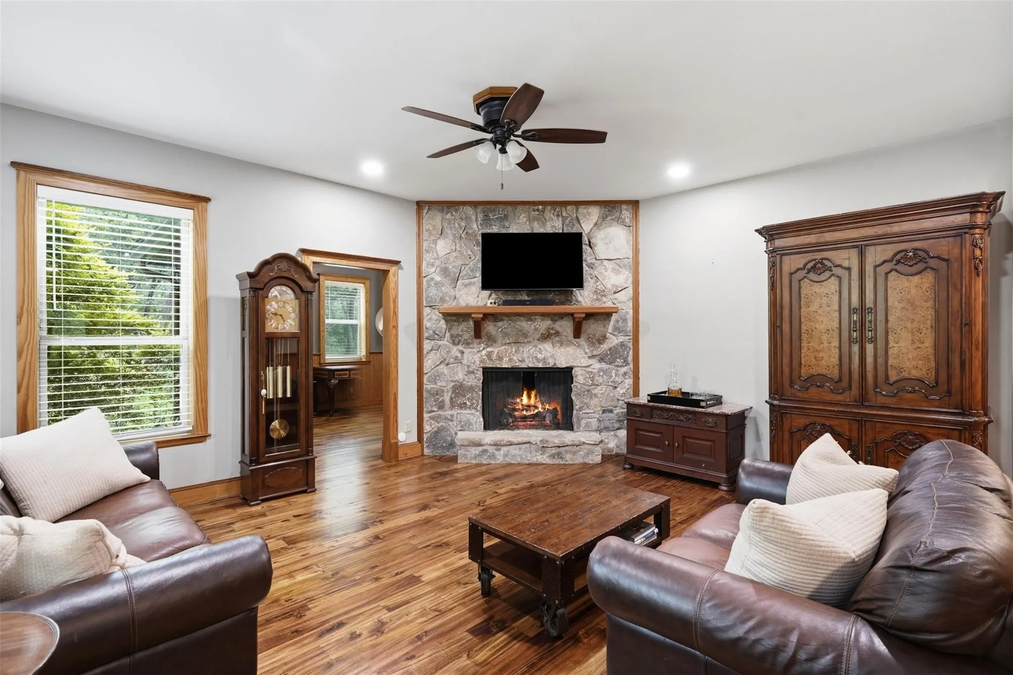 Single Family Residence For Sale in Johnson County , 1100 Crazy Horse Trail, Burleson, Texas 76028, 3 Bedroom, 4 Bathroom, 4 Garage spaces, 3,596 Sqft, built in 1987, mls#21401940, Real Estate Agent in Burleson, Homes For Sale in Johnson county, Homes For Sale in Burleson, Realtor in Burleson Texas, Real Estate Brokerage Independent Realty Texas, Luminita Cordes Realtor