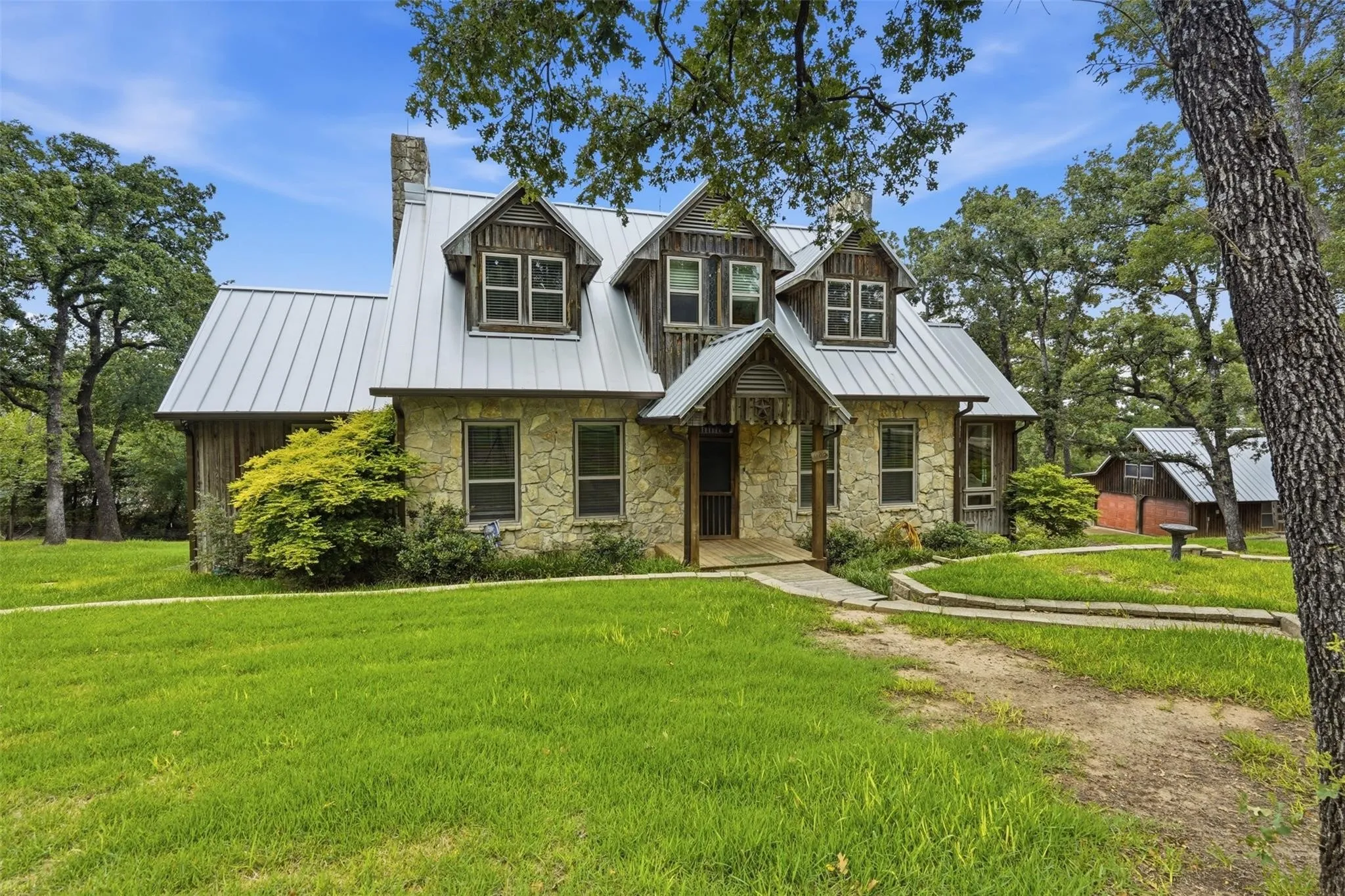 Single Family Residence For Sale in Johnson County , 1100 Crazy Horse Trail, Burleson, Texas 76028, 3 Bedroom, 4 Bathroom, 4 Garage spaces, 3,596 Sqft, built in 1987, mls#21401940, Real Estate Agent in Burleson, Homes For Sale in Johnson county, Homes For Sale in Burleson, Realtor in Burleson Texas, Real Estate Brokerage Independent Realty Texas, Luminita Cordes Realtor