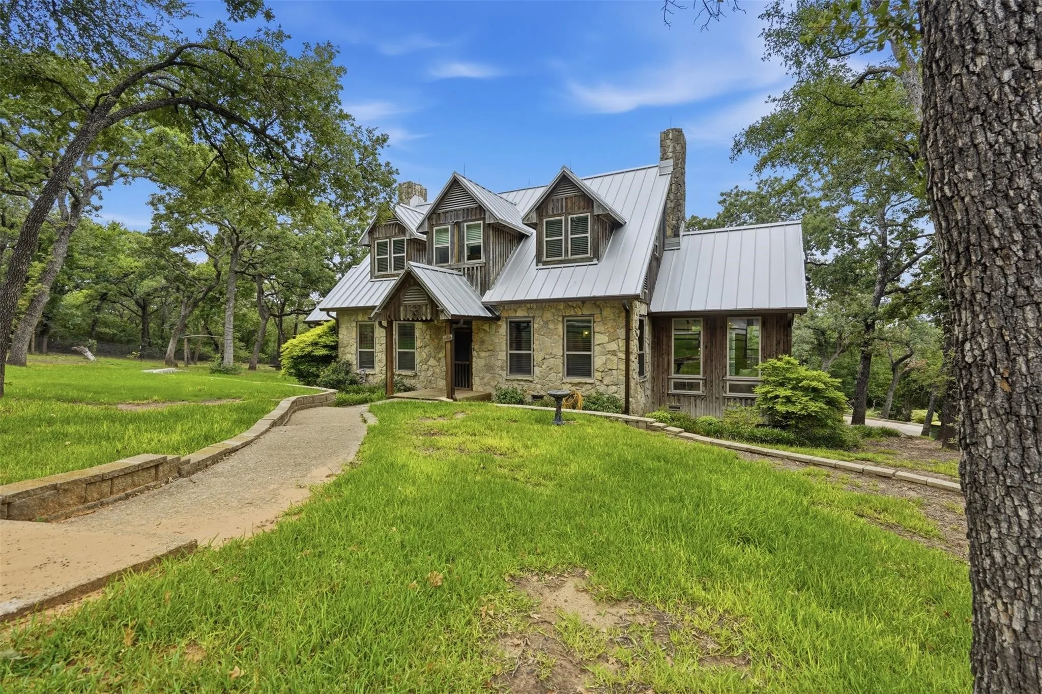 Single Family Residence For Sale in Johnson County , 1100 Crazy Horse Trail, Burleson, Texas 76028, 3 Bedroom, 4 Bathroom, 4 Garage spaces, 3,596 Sqft, built in 1987, mls#21401940, Real Estate Agent in Burleson, Homes For Sale in Johnson county, Homes For Sale in Burleson, Realtor in Burleson Texas, Real Estate Brokerage Independent Realty Texas, Luminita Cordes Realtor
