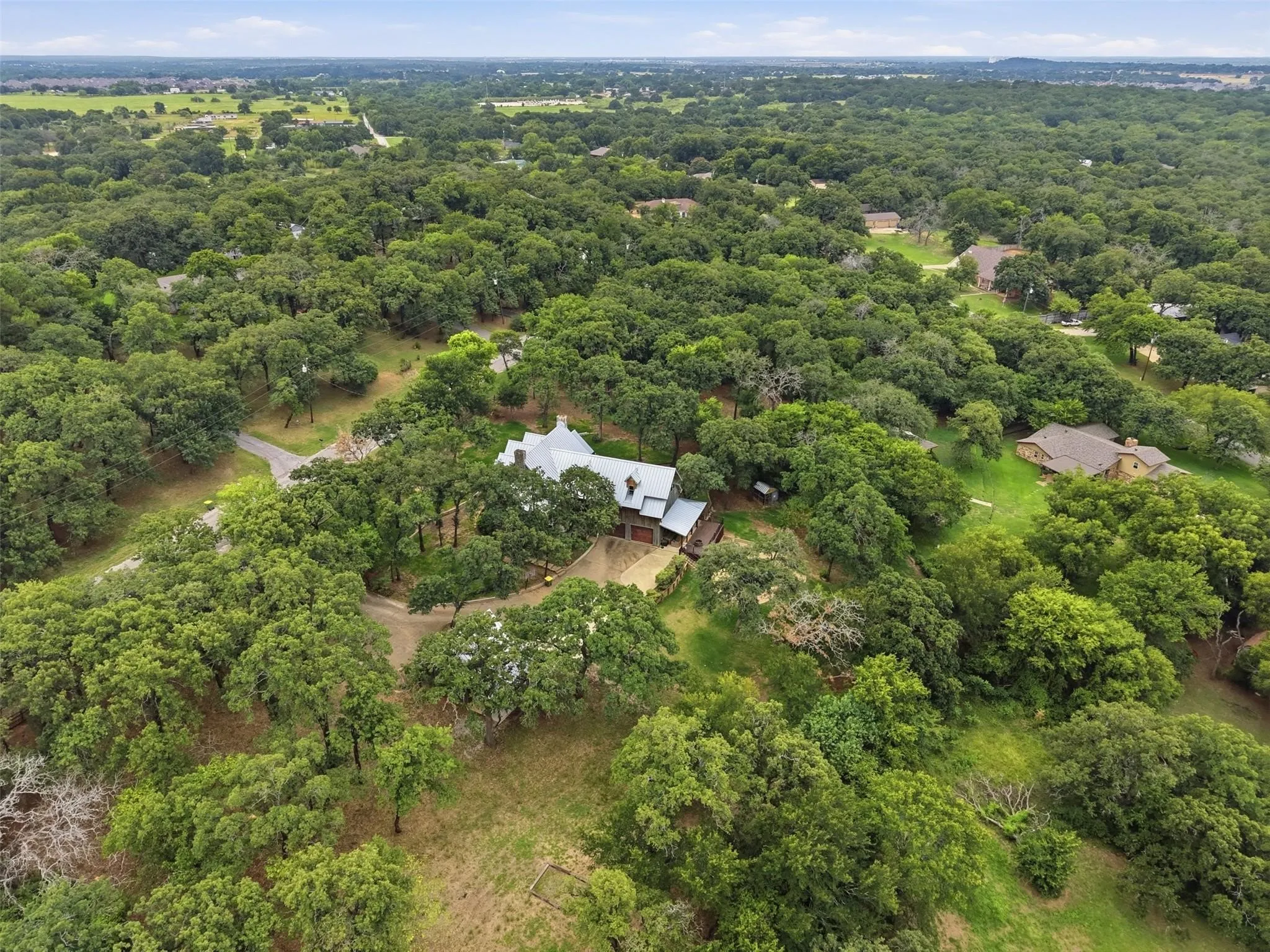 Single Family Residence For Sale in Johnson County , 1100 Crazy Horse Trail, Burleson, Texas 76028, 3 Bedroom, 4 Bathroom, 4 Garage spaces, 3,596 Sqft, built in 1987, mls#21401940, Real Estate Agent in Burleson, Homes For Sale in Johnson county, Homes For Sale in Burleson, Realtor in Burleson Texas, Real Estate Brokerage Independent Realty Texas, Luminita Cordes Realtor