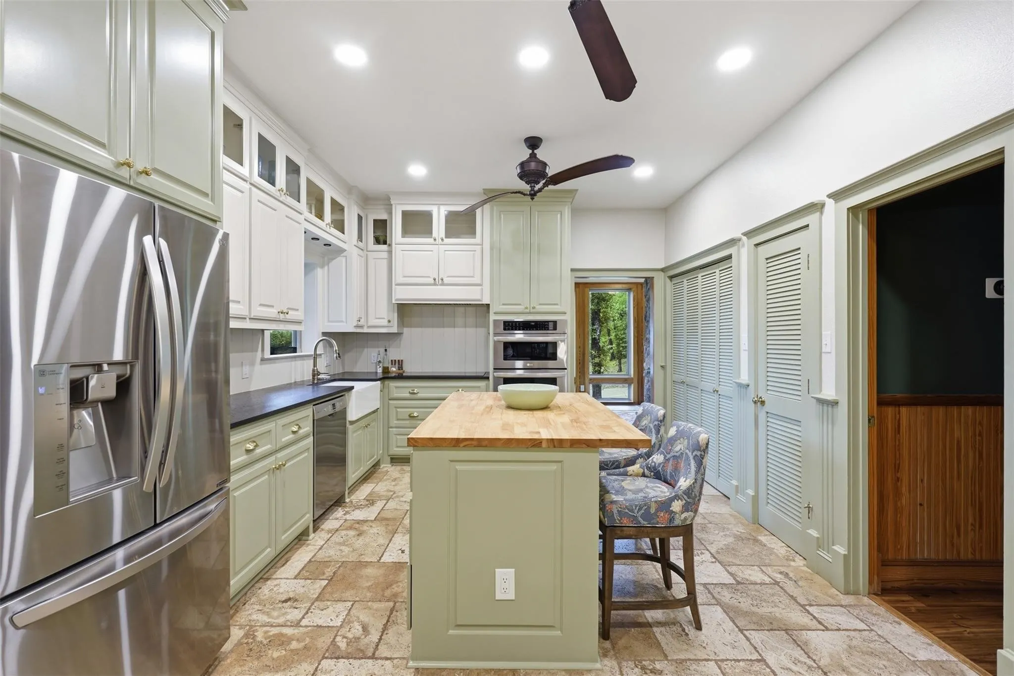 Single Family Residence For Sale in Johnson County , 1100 Crazy Horse Trail, Burleson, Texas 76028, 3 Bedroom, 4 Bathroom, 4 Garage spaces, 3,596 Sqft, built in 1987, mls#21401940, Real Estate Agent in Burleson, Homes For Sale in Johnson county, Homes For Sale in Burleson, Realtor in Burleson Texas, Real Estate Brokerage Independent Realty Texas, Luminita Cordes Realtor