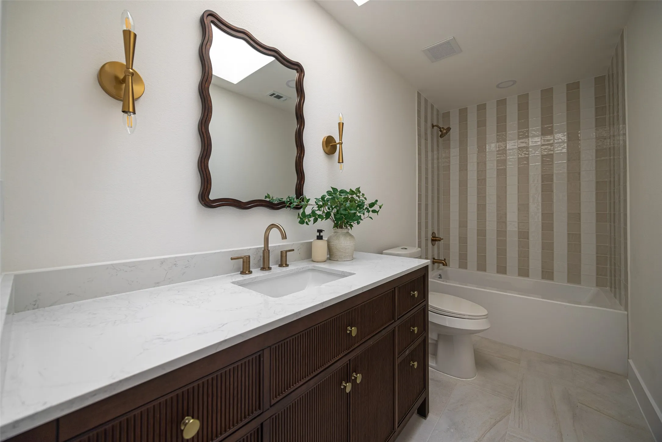 Single Family Residence For Sale in Dallas County , 6505 Laurel Valley Road, Dallas, Texas 75248, 3 Bedroom, 3 Bathroom, 2 Garage spaces, 2,684 Sqft, built in 1979, mls#21401332, Real Estate Agent in Dallas, Homes For Sale in Dallas county, Homes For Sale in Dallas, Realtor in Dallas Texas, Real Estate Brokerage Independent Realty Texas, Luminita Cordes Realtor