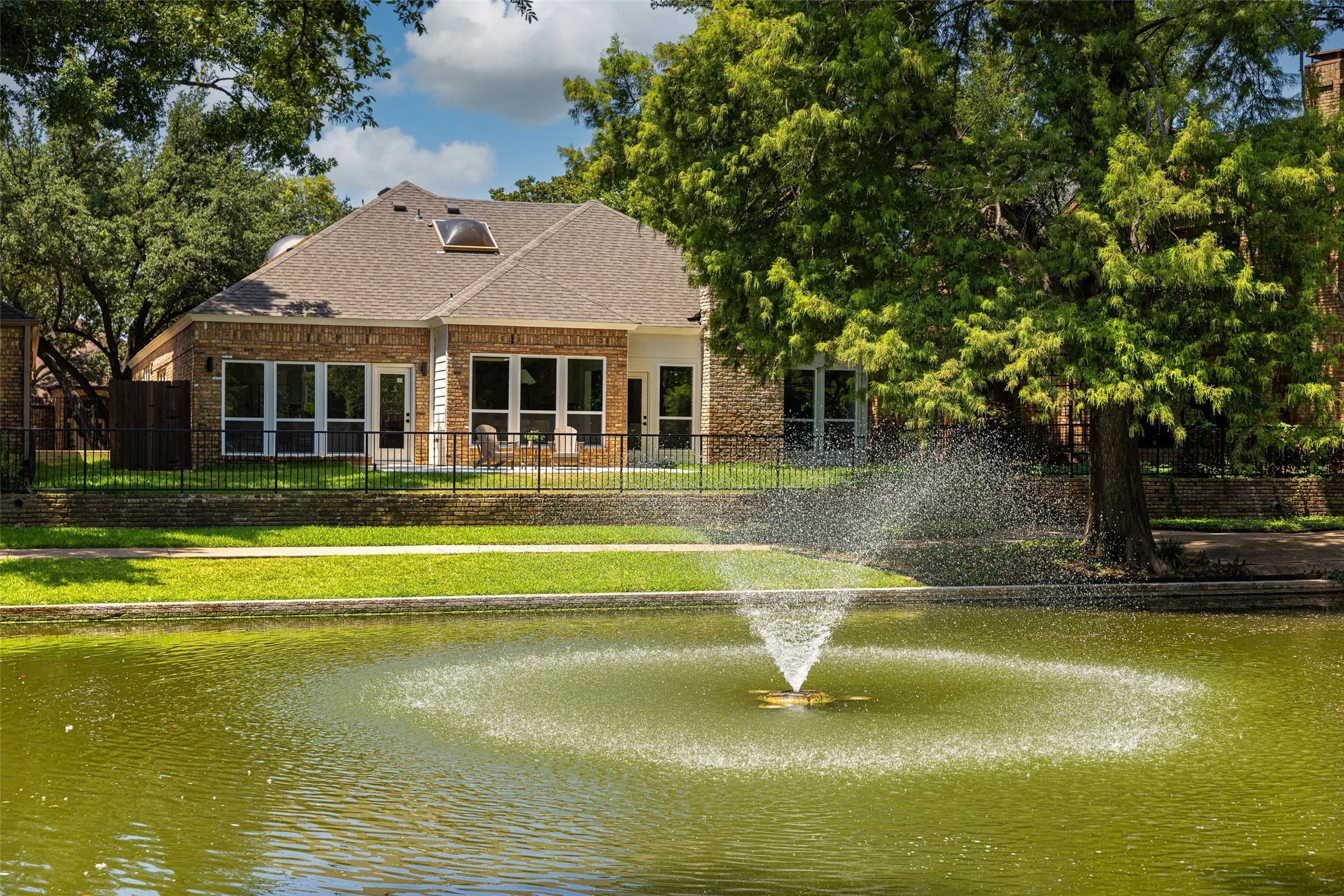 Single Family Residence For Sale in Dallas County , 6505 Laurel Valley Road, Dallas, Texas 75248, 3 Bedroom, 3 Bathroom, 2 Garage spaces, 2,684 Sqft, built in 1979, mls#21401332, Real Estate Agent in Dallas, Homes For Sale in Dallas county, Homes For Sale in Dallas, Realtor in Dallas Texas, Real Estate Brokerage Independent Realty Texas, Luminita Cordes Realtor