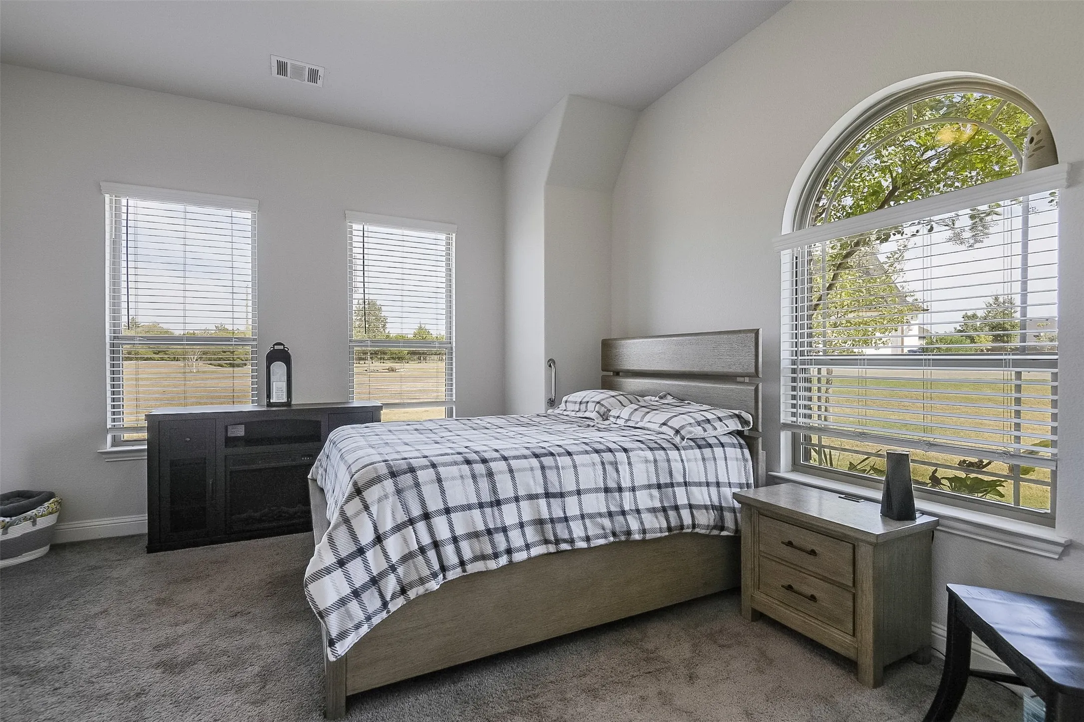 Single Family Residence For Sale in Ellis County , 4111 Roberts Lane, Midlothian, Texas 76065, 4 Bedroom, 6 Bathroom, 3 Garage spaces, 3,784 Sqft, built in 2019, mls#21393913, Real Estate Agent in Midlothian, Homes For Sale in Ellis county, Homes For Sale in Midlothian, Realtor in Midlothian Texas, Real Estate Brokerage Independent Realty Texas, Luminita Cordes Realtor