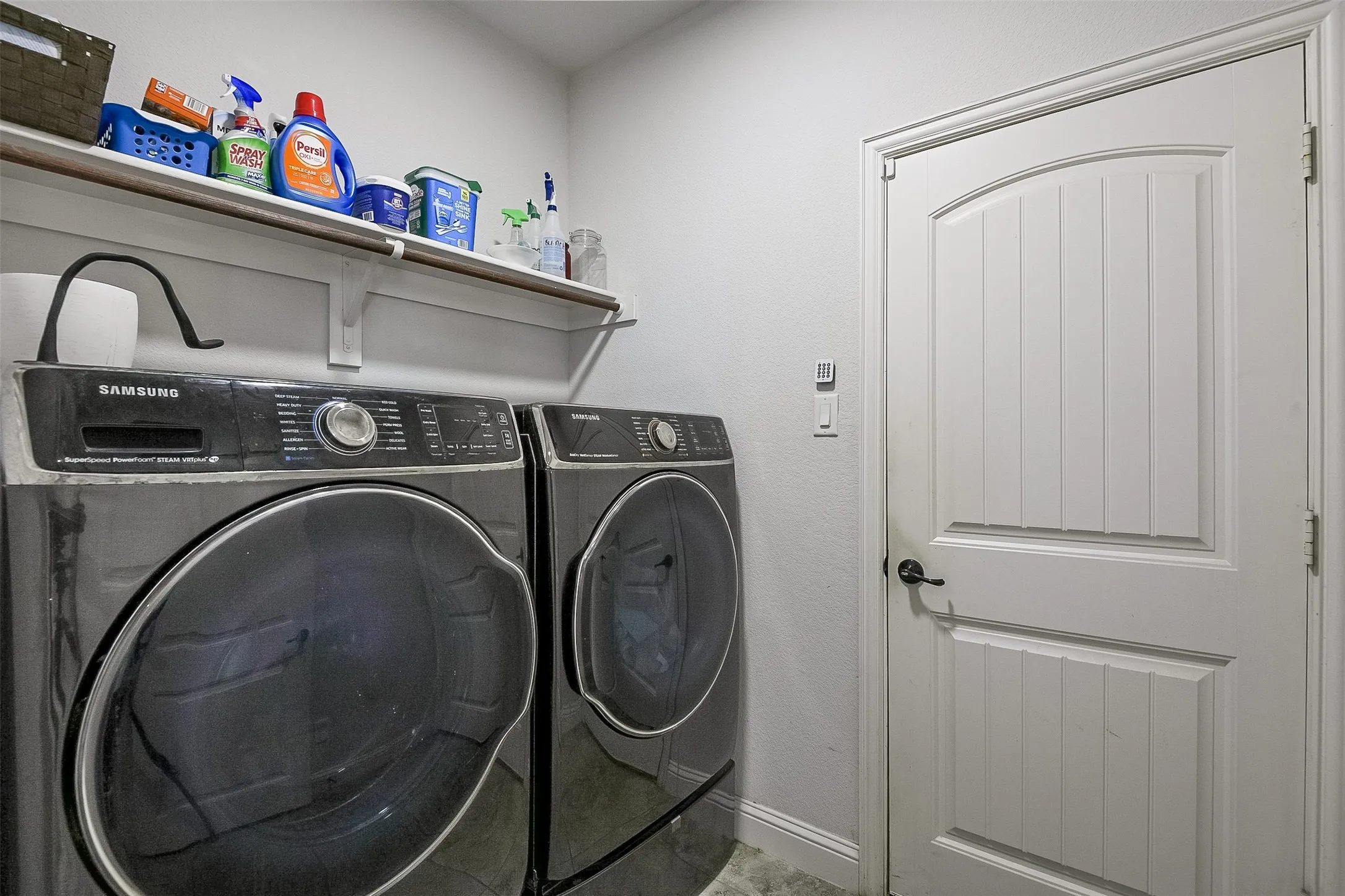 Single Family Residence For Sale in Ellis County , 4111 Roberts Lane, Midlothian, Texas 76065, 4 Bedroom, 6 Bathroom, 3 Garage spaces, 3,784 Sqft, built in 2019, mls#21393913, Real Estate Agent in Midlothian, Homes For Sale in Ellis county, Homes For Sale in Midlothian, Realtor in Midlothian Texas, Real Estate Brokerage Independent Realty Texas, Luminita Cordes Realtor