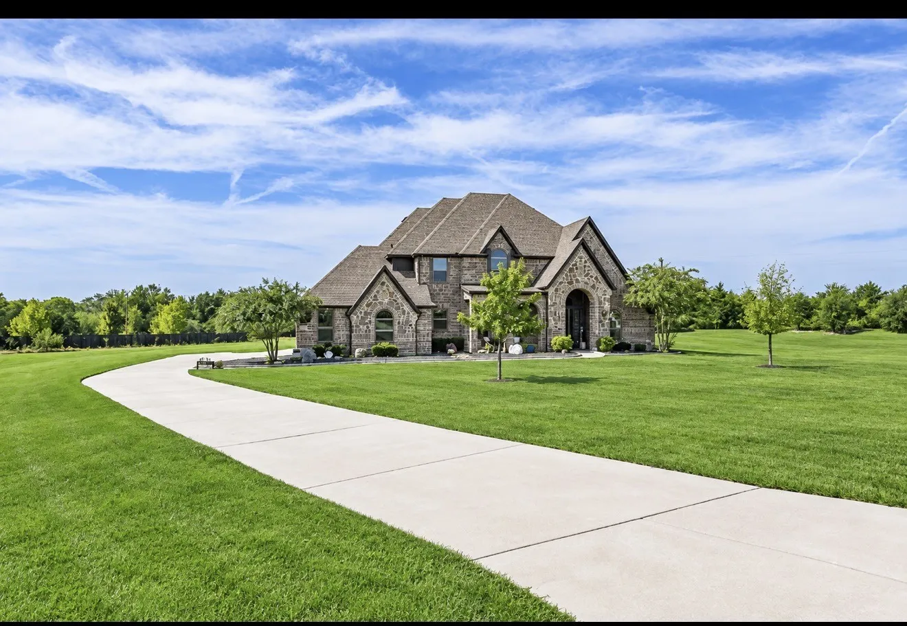 Single Family Residence For Sale in Ellis County , 4111 Roberts Lane, Midlothian, Texas 76065, 4 Bedroom, 6 Bathroom, 3 Garage spaces, 3,784 Sqft, built in 2019, mls#21393913, Real Estate Agent in Midlothian, Homes For Sale in Ellis county, Homes For Sale in Midlothian, Realtor in Midlothian Texas, Real Estate Brokerage Independent Realty Texas, Luminita Cordes Realtor