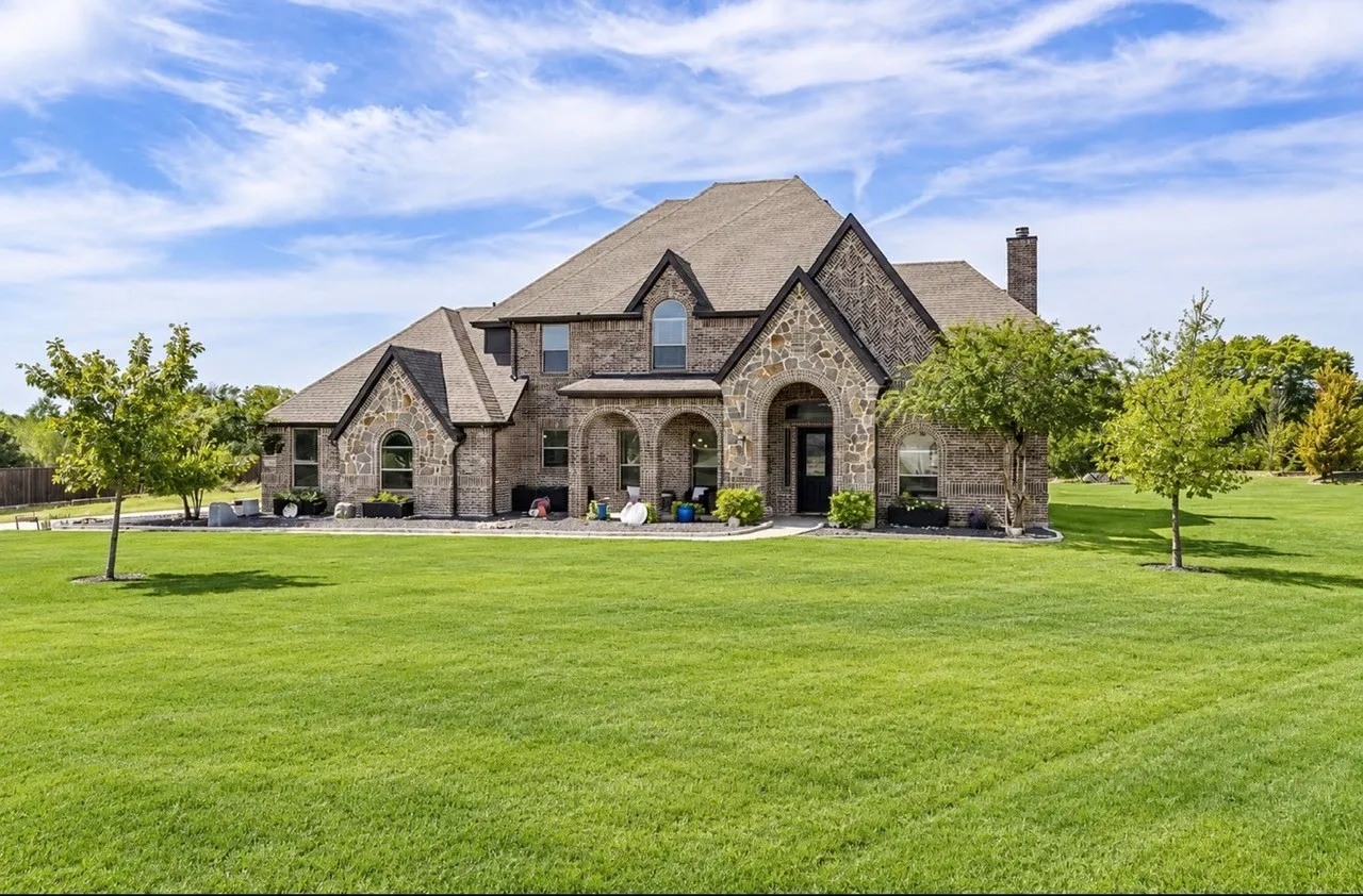 Single Family Residence For Sale in Ellis County , 4111 Roberts Lane, Midlothian, Texas 76065, 4 Bedroom, 6 Bathroom, 3 Garage spaces, 3,784 Sqft, built in 2019, mls#21393913, Real Estate Agent in Midlothian, Homes For Sale in Ellis county, Homes For Sale in Midlothian, Realtor in Midlothian Texas, Real Estate Brokerage Independent Realty Texas, Luminita Cordes Realtor