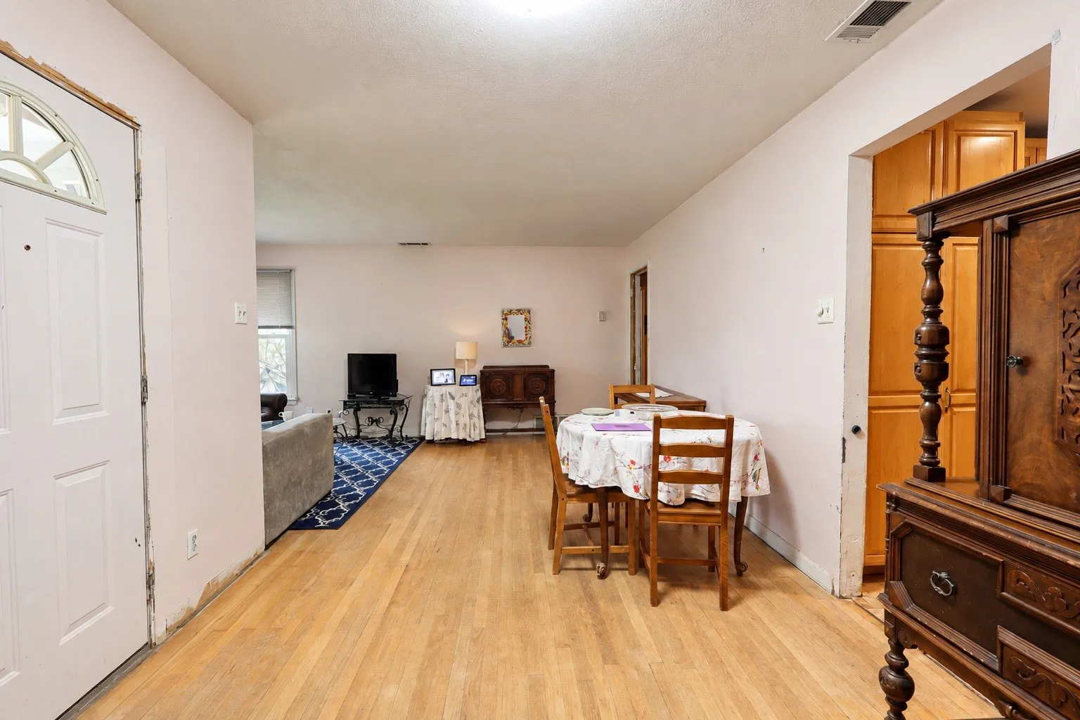 Single Family Residence For Sale in Dallas County , 2138 Longwood Lane, Dallas, Texas 75228, 3 Bedroom, 1 Bathroom, Garage spaces, 1,413 Sqft, built in 1954, mls#21401742, Real Estate Agent in Dallas, Homes For Sale in Dallas county, Homes For Sale in Dallas, Realtor in Dallas Texas, Real Estate Brokerage Independent Realty Texas, Luminita Cordes Realtor