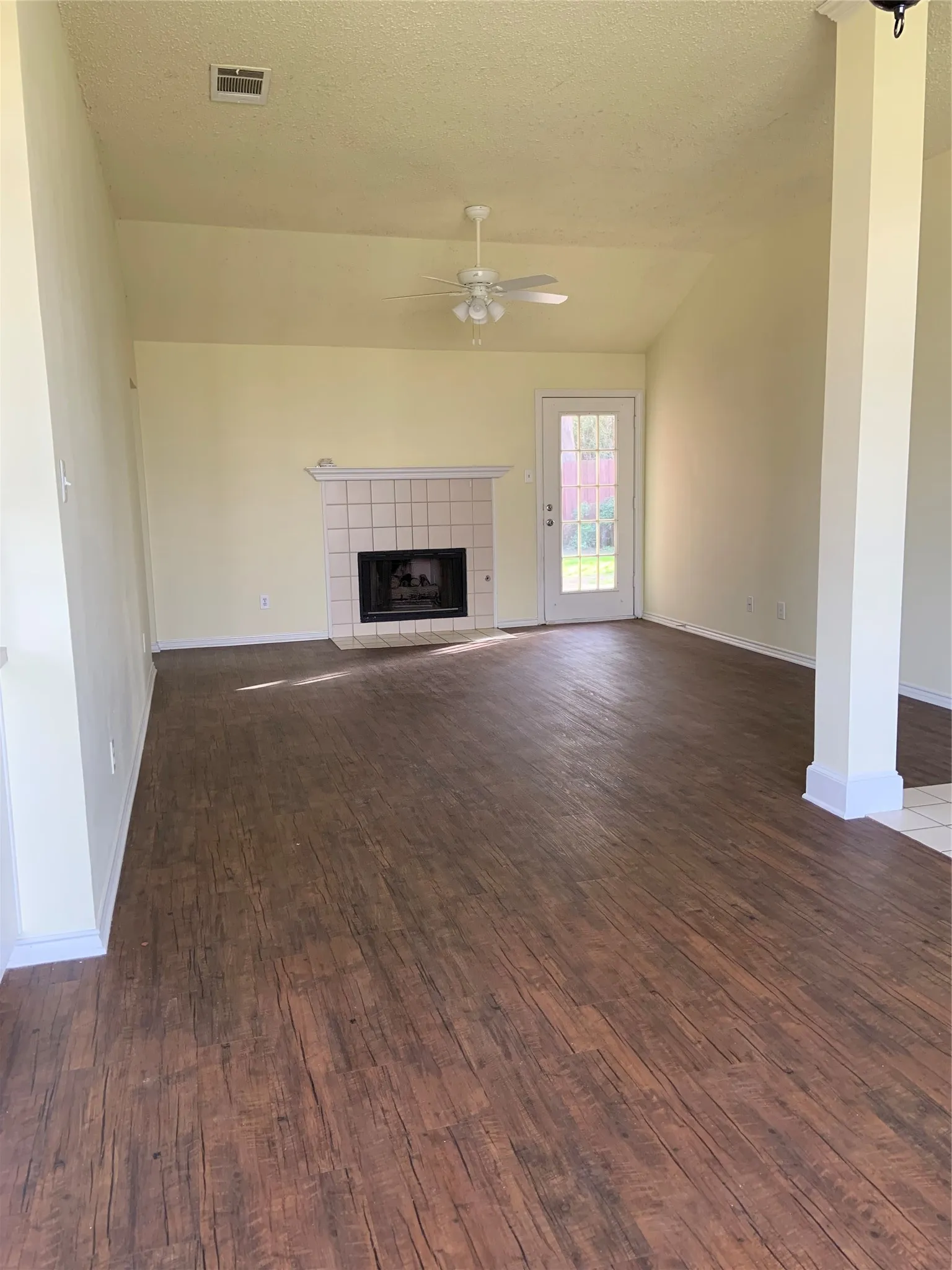 Single Family Residence For Rent in Denton County , 816 Brittany Drive, Denton, Texas 76209, 4 Bedroom, 2 Bathroom, 2 Garage spaces, 1,436 Sqft, built in 1993, mls#21398547, Real Estate Agent in Denton, Homes For Rent in Denton county, Homes For Rent in Denton, Realtor in Denton Texas, Real Estate Brokerage Independent Realty Texas, Luminita Cordes Realtor