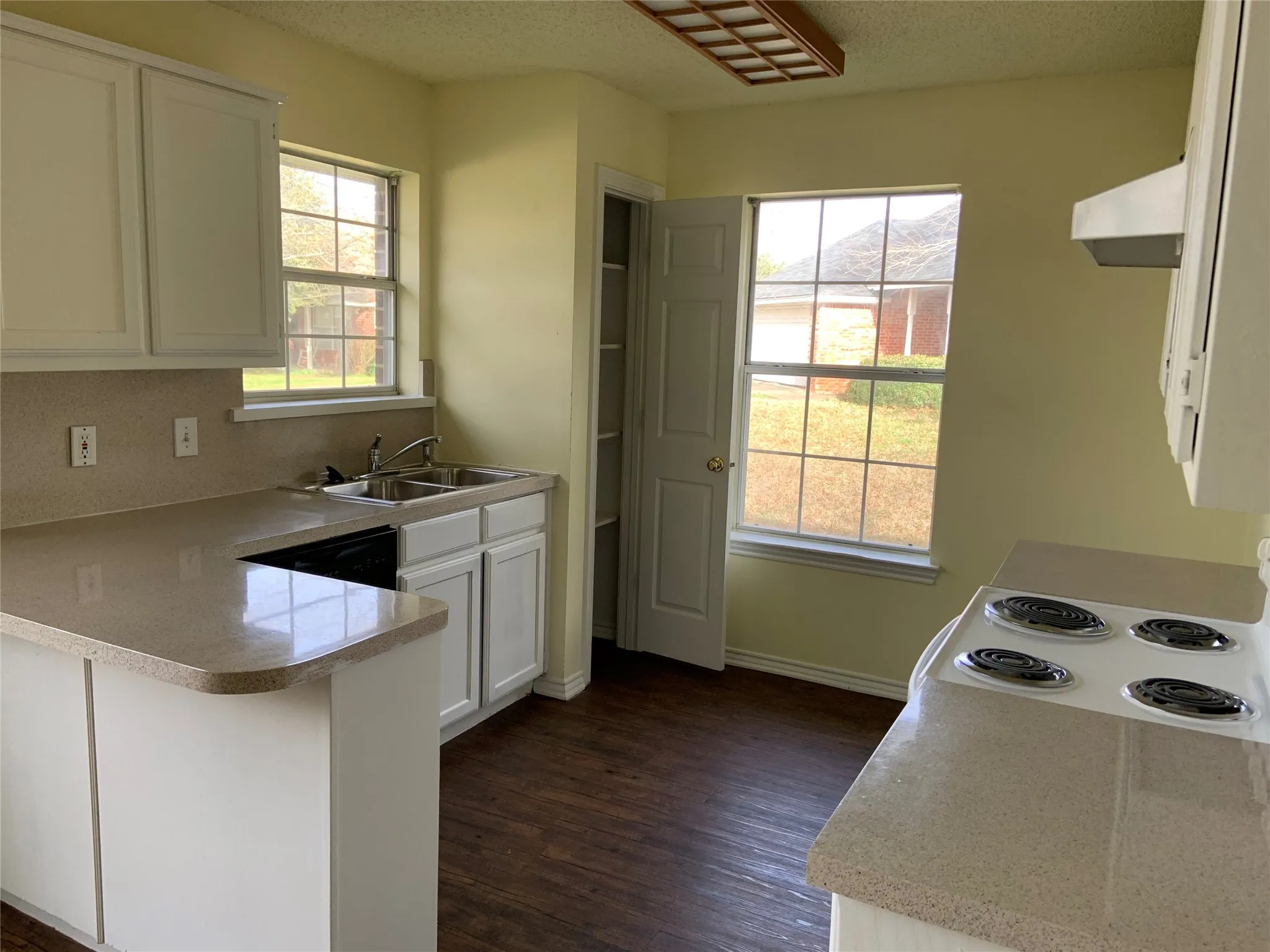 Single Family Residence For Rent in Denton County , 816 Brittany Drive, Denton, Texas 76209, 4 Bedroom, 2 Bathroom, 2 Garage spaces, 1,436 Sqft, built in 1993, mls#21398547, Real Estate Agent in Denton, Homes For Rent in Denton county, Homes For Rent in Denton, Realtor in Denton Texas, Real Estate Brokerage Independent Realty Texas, Luminita Cordes Realtor