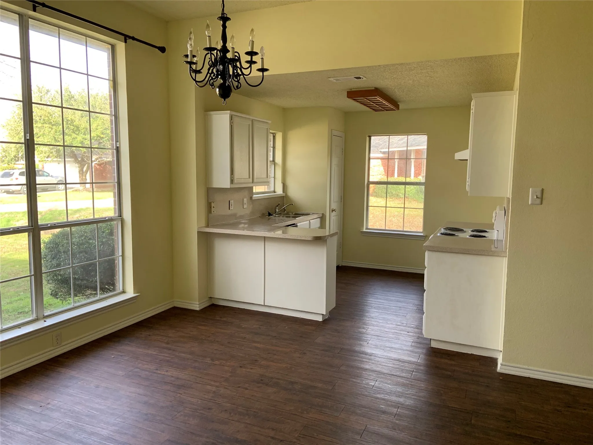 Single Family Residence For Rent in Denton County , 816 Brittany Drive, Denton, Texas 76209, 4 Bedroom, 2 Bathroom, 2 Garage spaces, 1,436 Sqft, built in 1993, mls#21398547, Real Estate Agent in Denton, Homes For Rent in Denton county, Homes For Rent in Denton, Realtor in Denton Texas, Real Estate Brokerage Independent Realty Texas, Luminita Cordes Realtor