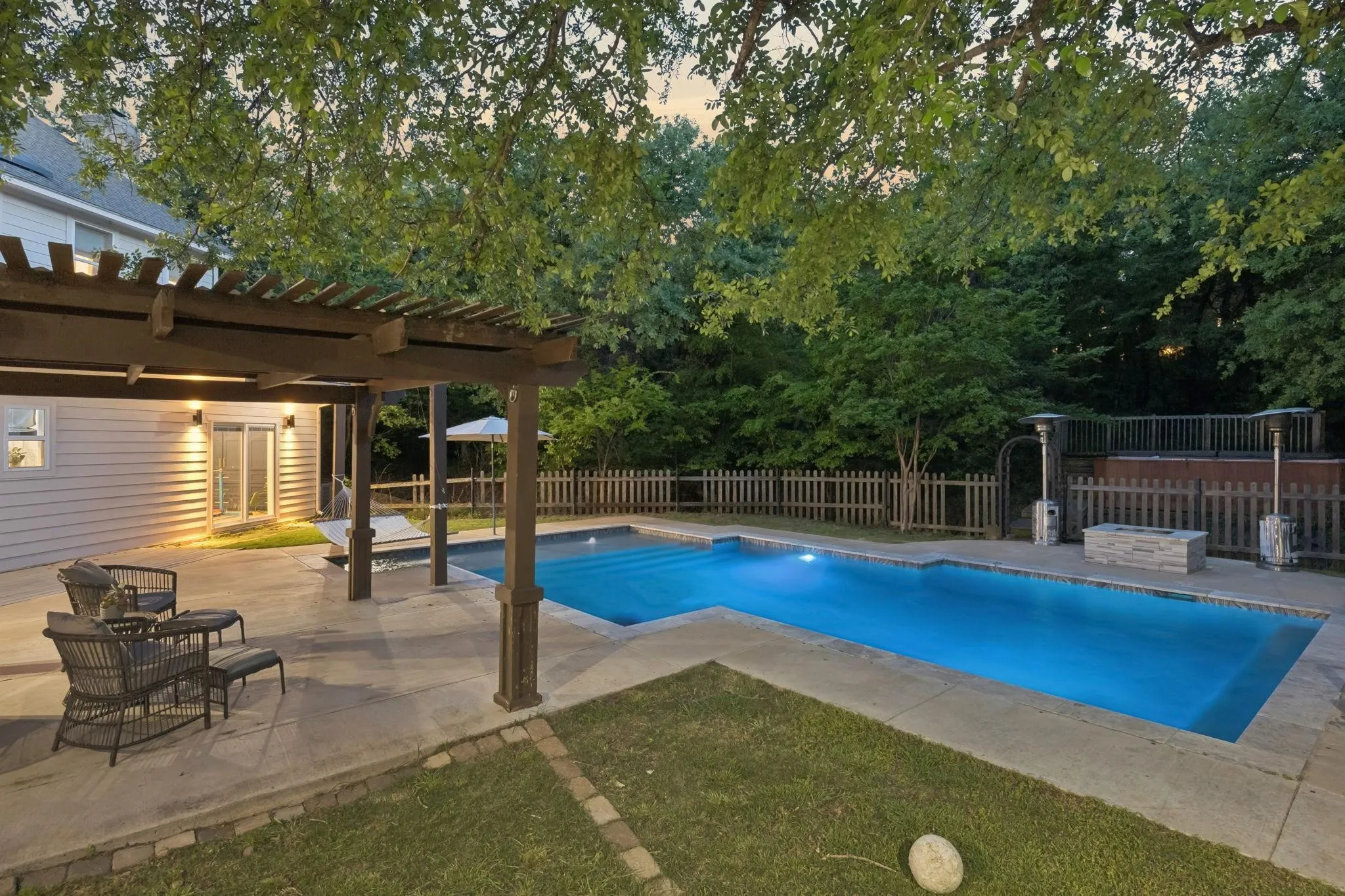 Single Family Residence For Sale in Denton County , 660 Alexandrite Drive, Oak Point, Texas 75068, 4 Bedroom, 4 Bathroom, 4 Garage spaces, 3,903 Sqft, built in 2005, mls#21398056, Real Estate Agent in Oak Point, Homes For Sale in Denton county, Homes For Sale in Oak Point, Realtor in Oak Point Texas, Real Estate Brokerage Independent Realty Texas, Luminita Cordes Realtor