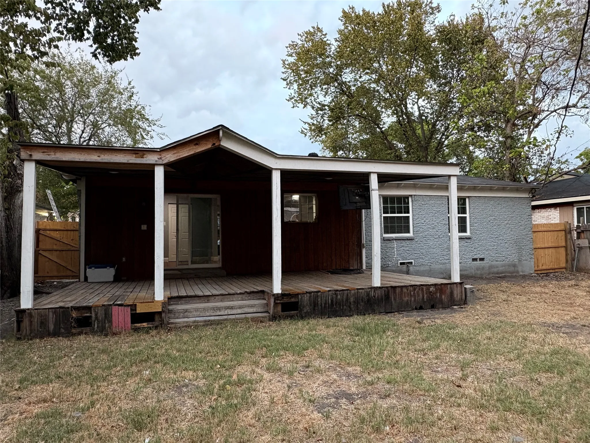 Single Family Residence For Rent in Dallas County , 9550 Castlefield Drive, Dallas, Texas 75227, 4 Bedroom, 2 Bathroom, Garage spaces, 1,172 Sqft, built in 1960, mls#21402064, Real Estate Agent in Dallas, Homes For Rent in Dallas county, Homes For Rent in Dallas, Realtor in Dallas Texas, Real Estate Brokerage Independent Realty Texas, Luminita Cordes Realtor