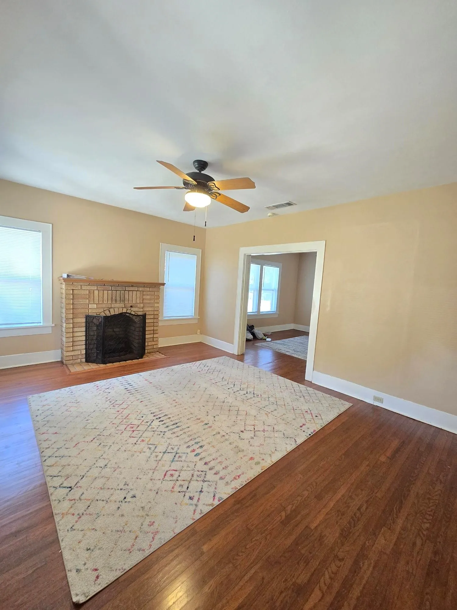 Single Family Residence For Sale in Tarrant County , 320 Emma Street, Fort Worth, Texas 76111, 2 Bedroom, 1 Bathroom, 1 Garage spaces, 1,384 Sqft, built in 1928, mls#21390320, Real Estate Agent in Fort Worth, Homes For Sale in Tarrant county, Homes For Sale in Fort Worth, Realtor in Fort Worth Texas, Real Estate Brokerage Independent Realty Texas, Luminita Cordes Realtor