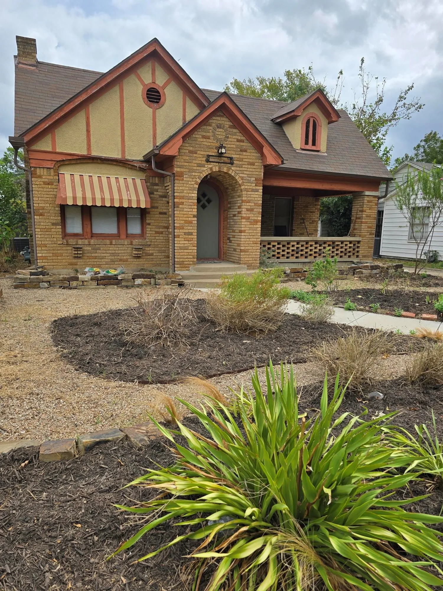 Single Family Residence For Sale in Tarrant County , 320 Emma Street, Fort Worth, Texas 76111, 2 Bedroom, 1 Bathroom, 1 Garage spaces, 1,384 Sqft, built in 1928, mls#21390320, Real Estate Agent in Fort Worth, Homes For Sale in Tarrant county, Homes For Sale in Fort Worth, Realtor in Fort Worth Texas, Real Estate Brokerage Independent Realty Texas, Luminita Cordes Realtor