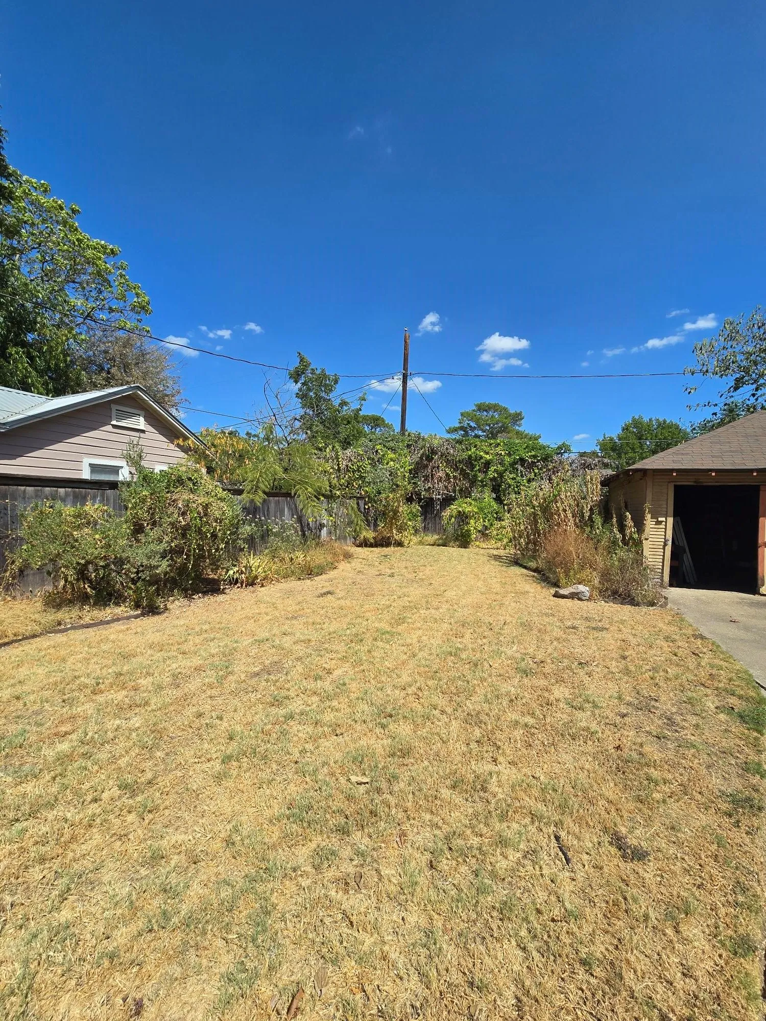 Single Family Residence For Sale in Tarrant County , 320 Emma Street, Fort Worth, Texas 76111, 2 Bedroom, 1 Bathroom, 1 Garage spaces, 1,384 Sqft, built in 1928, mls#21390320, Real Estate Agent in Fort Worth, Homes For Sale in Tarrant county, Homes For Sale in Fort Worth, Realtor in Fort Worth Texas, Real Estate Brokerage Independent Realty Texas, Luminita Cordes Realtor