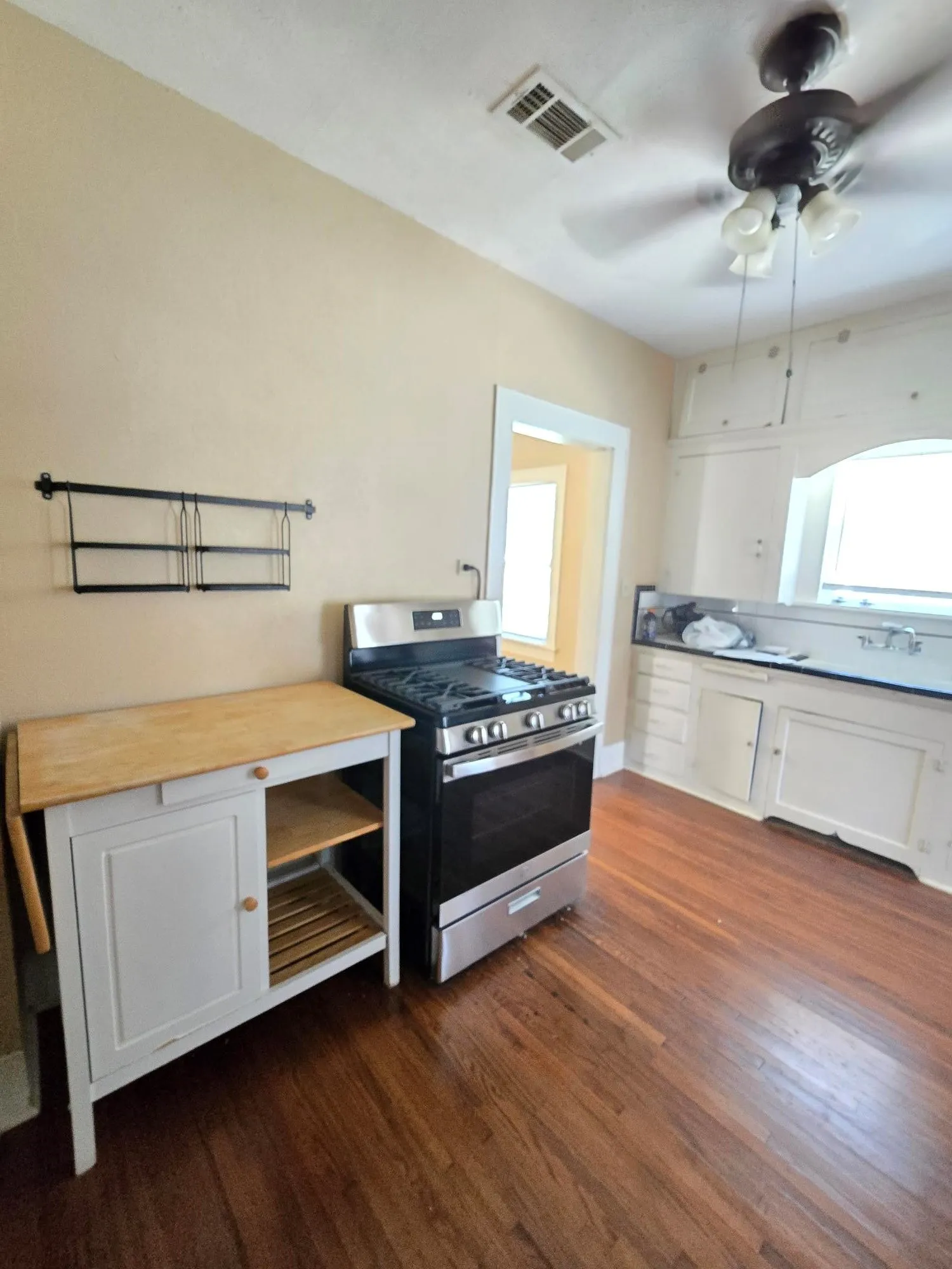 Single Family Residence For Sale in Tarrant County , 320 Emma Street, Fort Worth, Texas 76111, 2 Bedroom, 1 Bathroom, 1 Garage spaces, 1,384 Sqft, built in 1928, mls#21390320, Real Estate Agent in Fort Worth, Homes For Sale in Tarrant county, Homes For Sale in Fort Worth, Realtor in Fort Worth Texas, Real Estate Brokerage Independent Realty Texas, Luminita Cordes Realtor