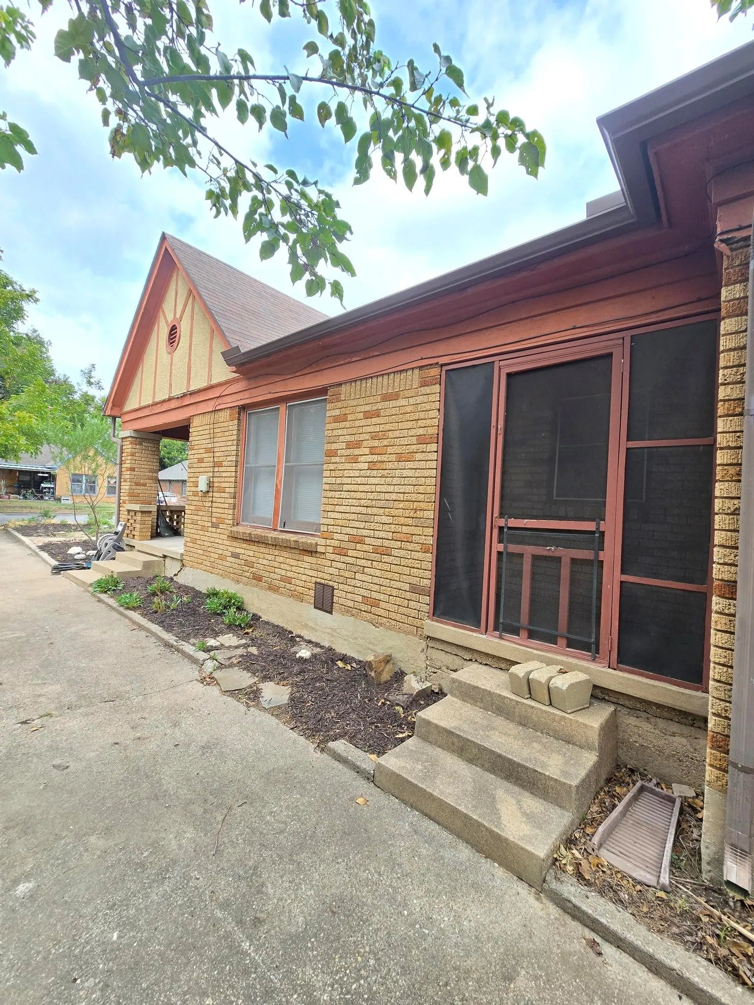Single Family Residence For Sale in Tarrant County , 320 Emma Street, Fort Worth, Texas 76111, 2 Bedroom, 1 Bathroom, 1 Garage spaces, 1,384 Sqft, built in 1928, mls#21390320, Real Estate Agent in Fort Worth, Homes For Sale in Tarrant county, Homes For Sale in Fort Worth, Realtor in Fort Worth Texas, Real Estate Brokerage Independent Realty Texas, Luminita Cordes Realtor