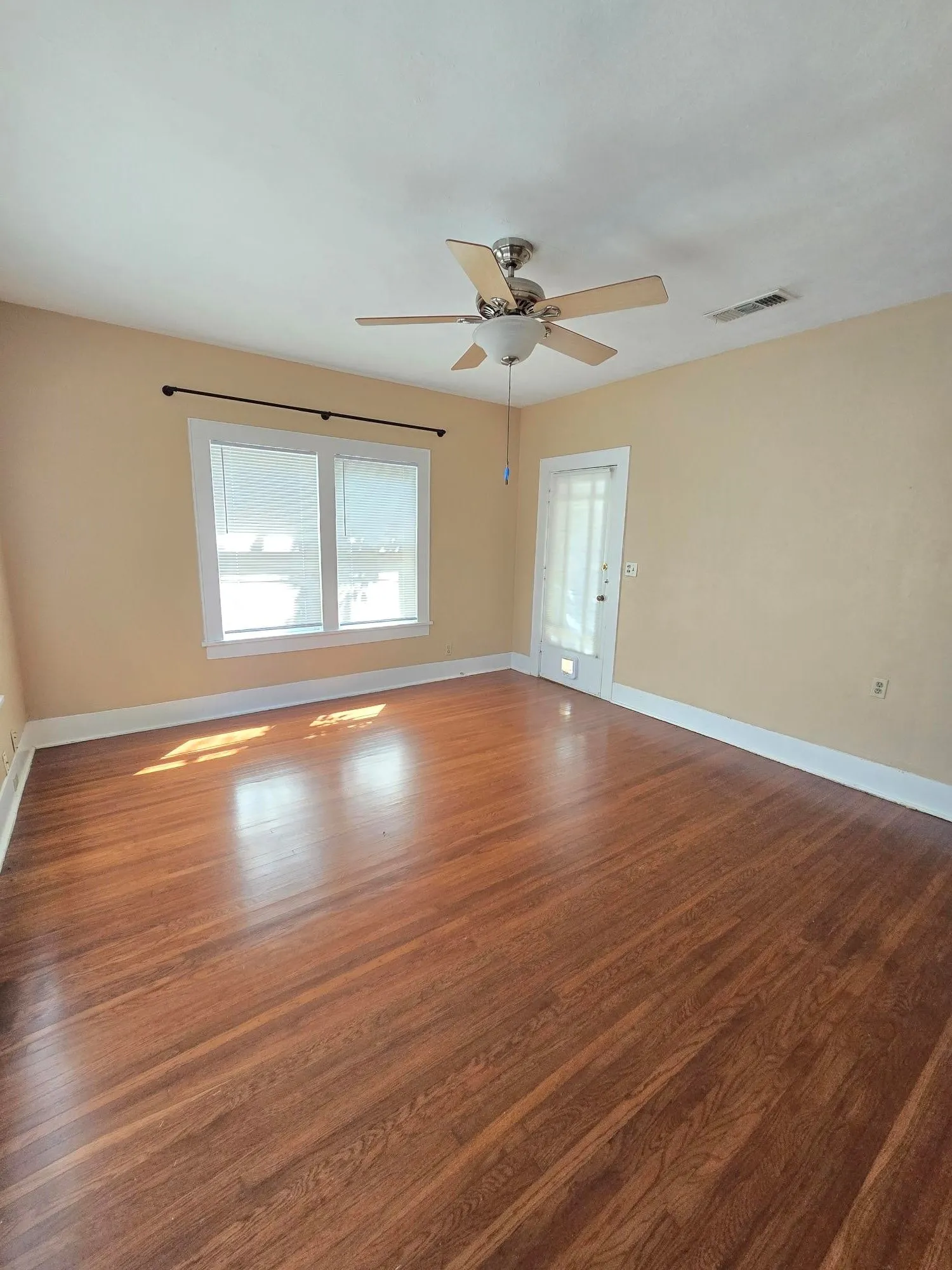 Single Family Residence For Sale in Tarrant County , 320 Emma Street, Fort Worth, Texas 76111, 2 Bedroom, 1 Bathroom, 1 Garage spaces, 1,384 Sqft, built in 1928, mls#21390320, Real Estate Agent in Fort Worth, Homes For Sale in Tarrant county, Homes For Sale in Fort Worth, Realtor in Fort Worth Texas, Real Estate Brokerage Independent Realty Texas, Luminita Cordes Realtor