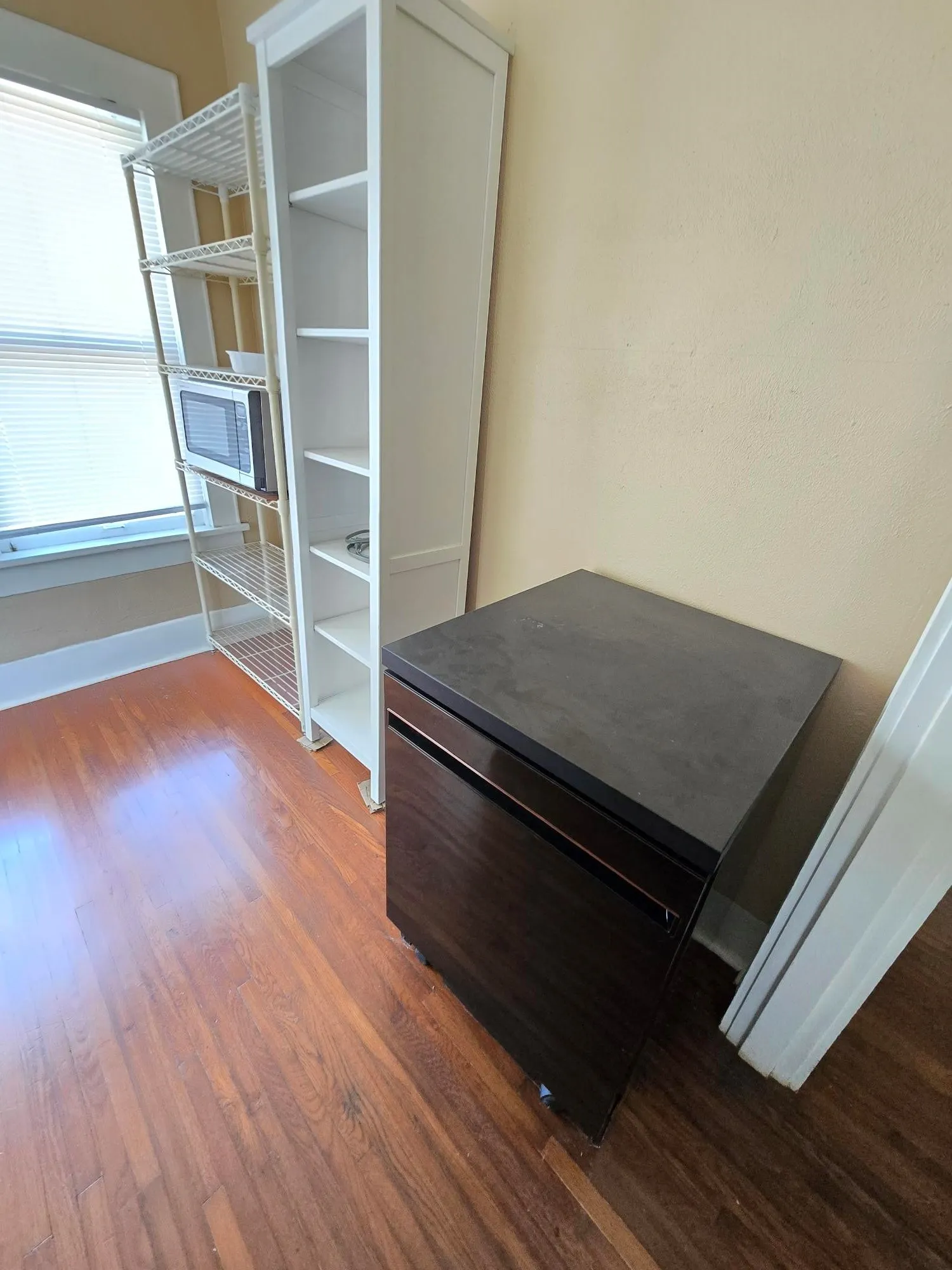 Single Family Residence For Sale in Tarrant County , 320 Emma Street, Fort Worth, Texas 76111, 2 Bedroom, 1 Bathroom, 1 Garage spaces, 1,384 Sqft, built in 1928, mls#21390320, Real Estate Agent in Fort Worth, Homes For Sale in Tarrant county, Homes For Sale in Fort Worth, Realtor in Fort Worth Texas, Real Estate Brokerage Independent Realty Texas, Luminita Cordes Realtor